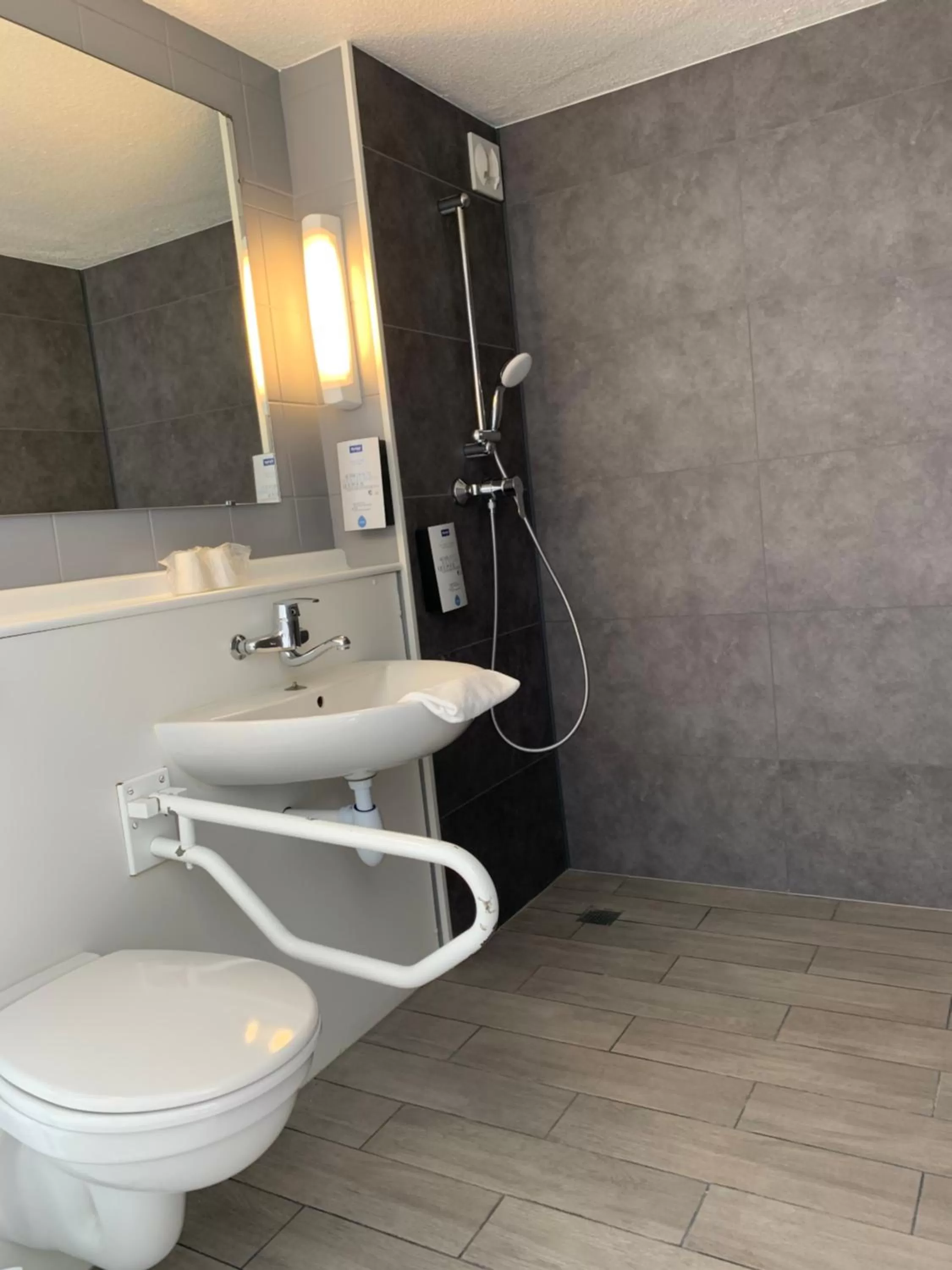 Shower in Kyriad Châteauroux - Saint-Maur