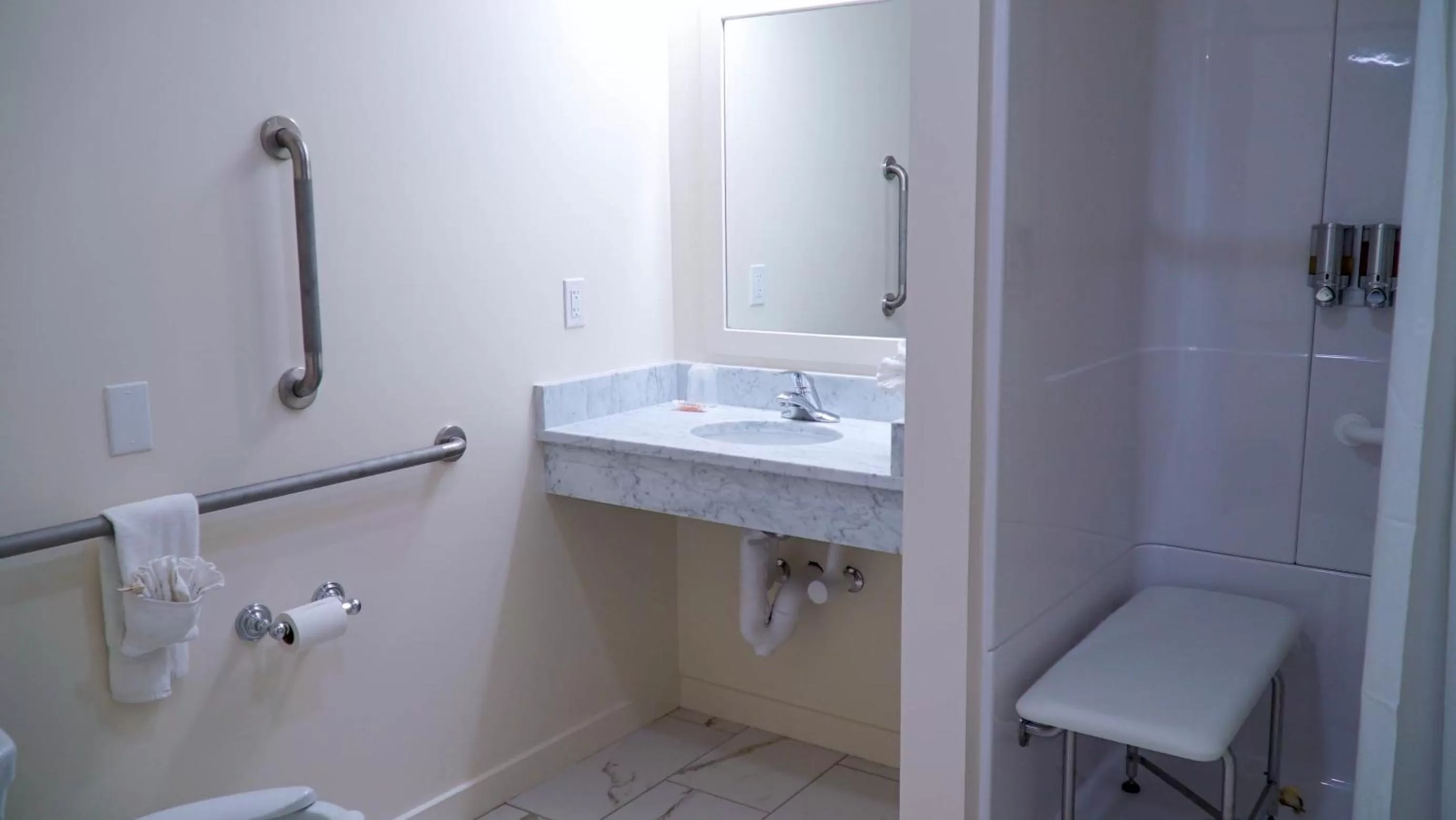 King Mobility Access With Roll-in Shower in Circle Hotel Fairfield