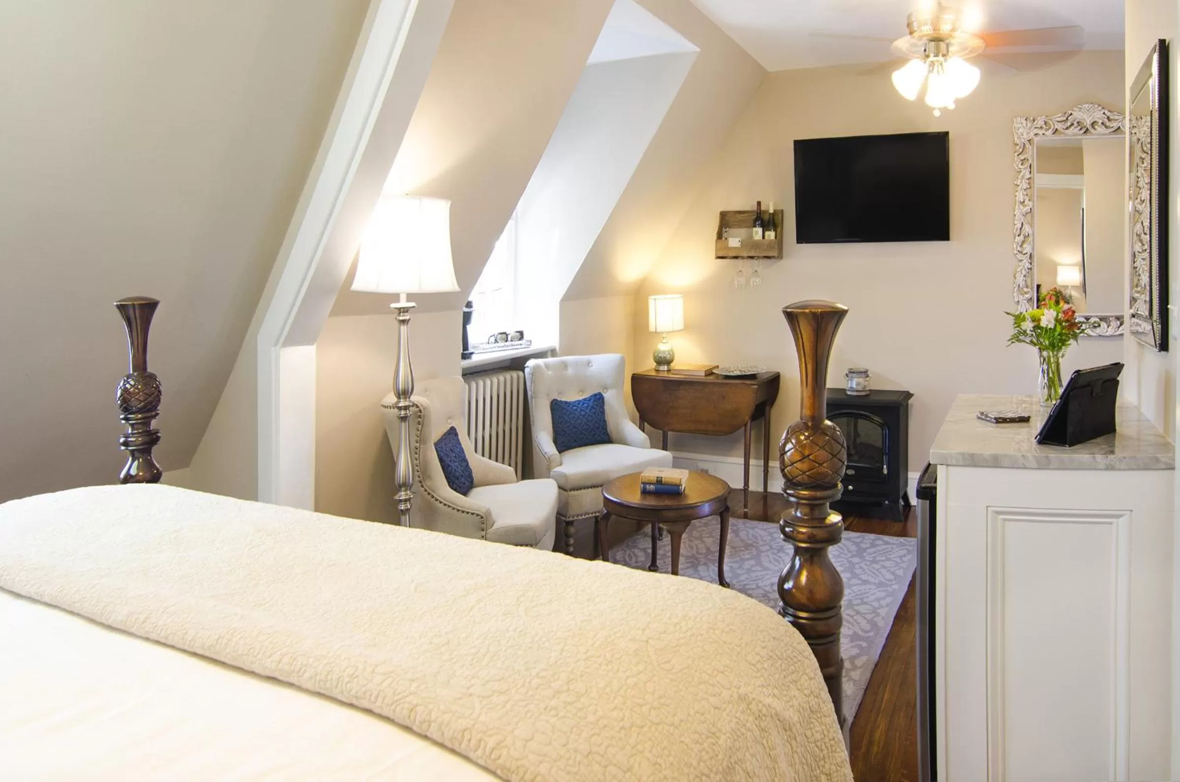 Queen Room with Balcony in Hillbrook Inn & Spa