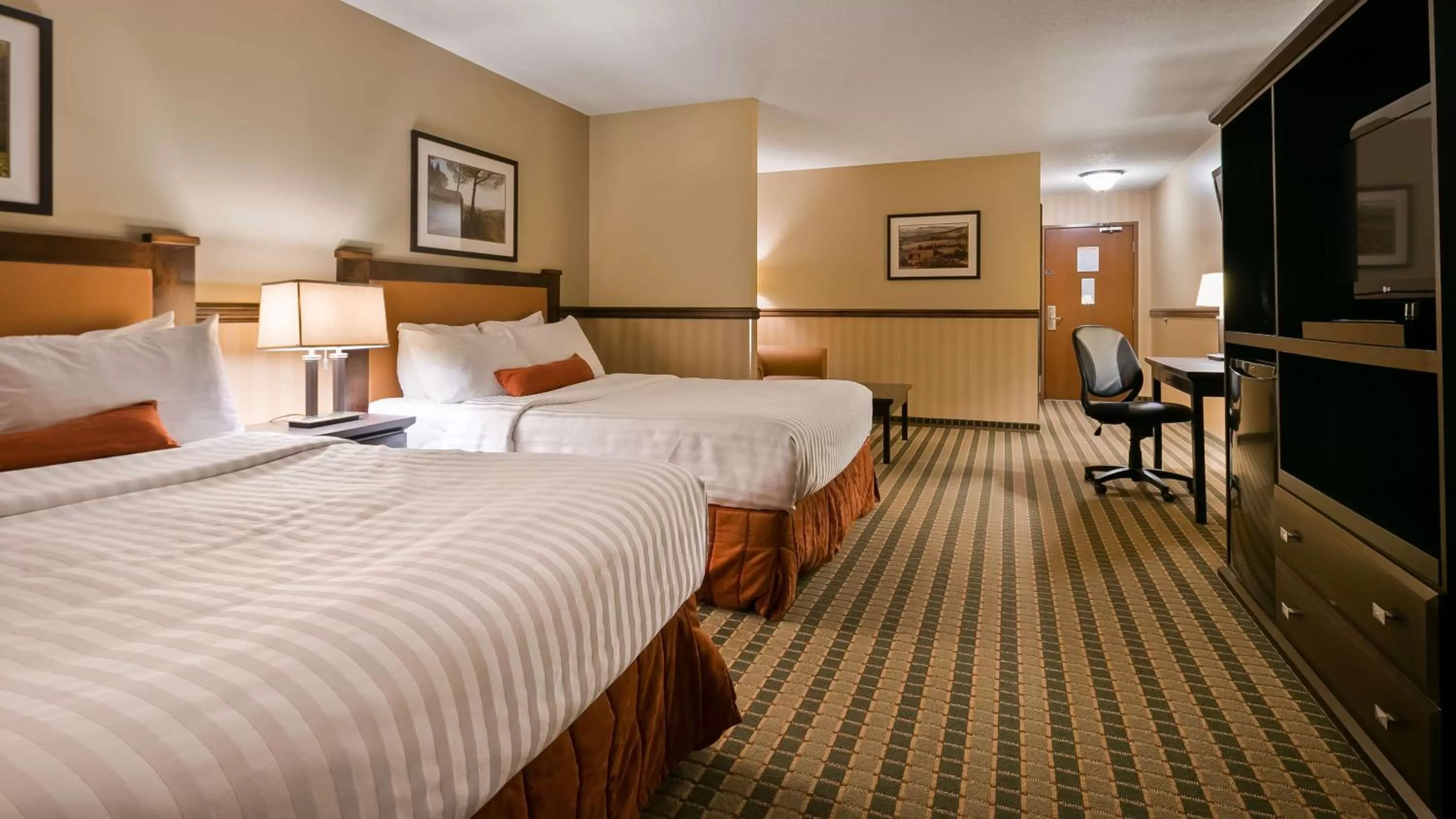 Queen Suite with Two Queen Beds in Best Western Diamond Inn