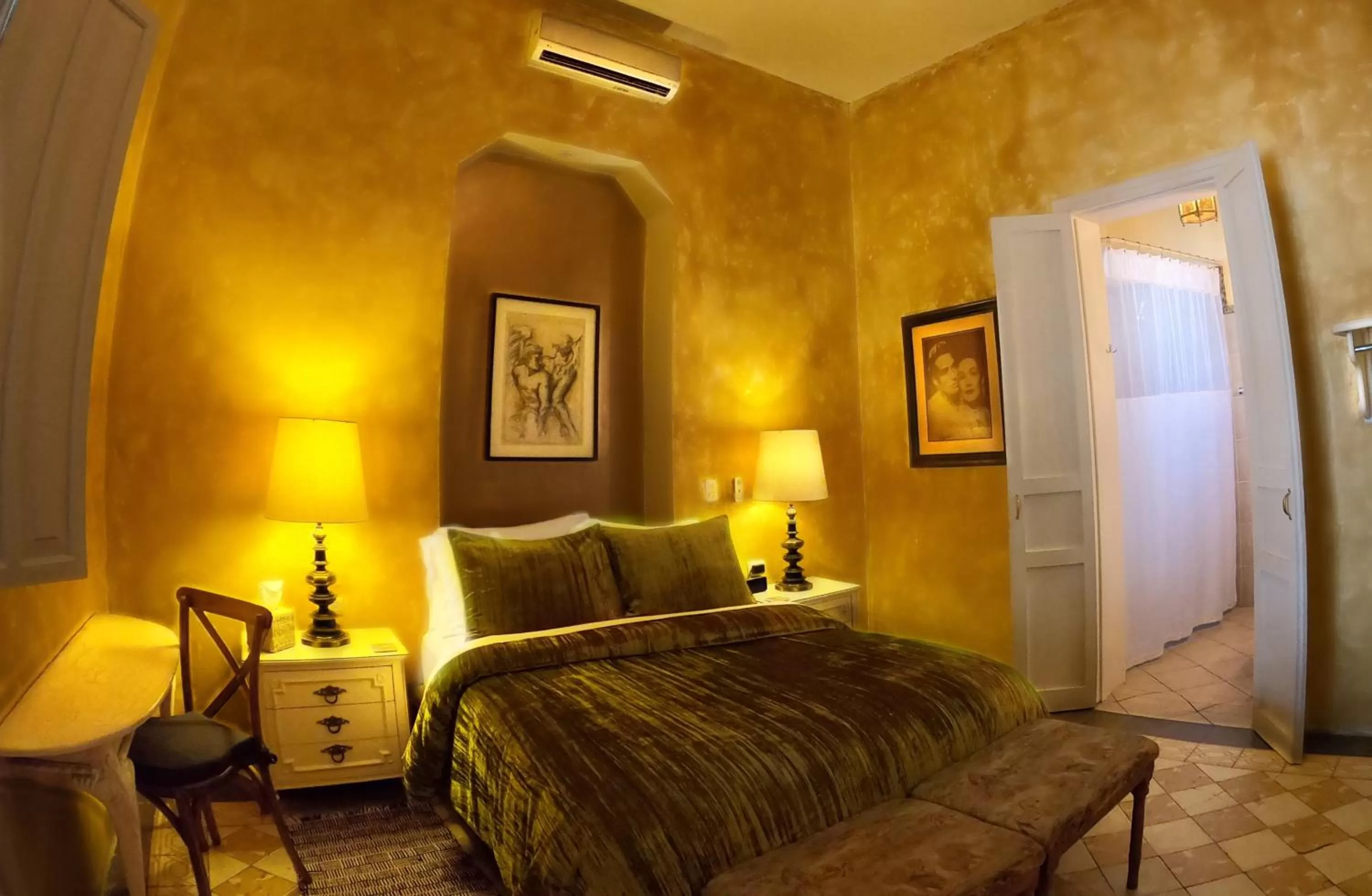 Queen Room with Balcony in La Perla Hotel Boutique B&B