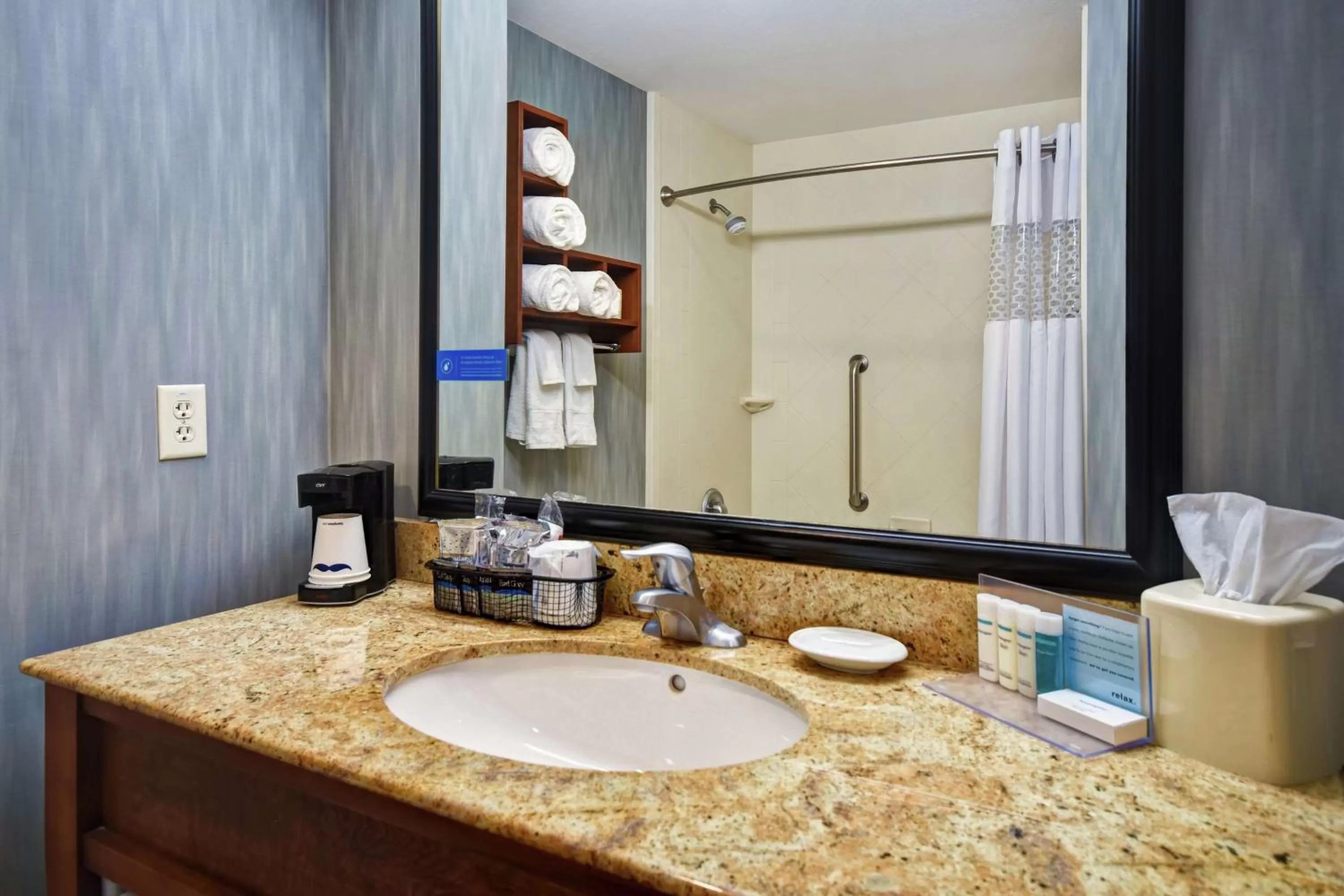 King Room with Accessible Tub - Mobility and Hearing Access/Non-Smoking in Hampton Inn & Suites Folsom