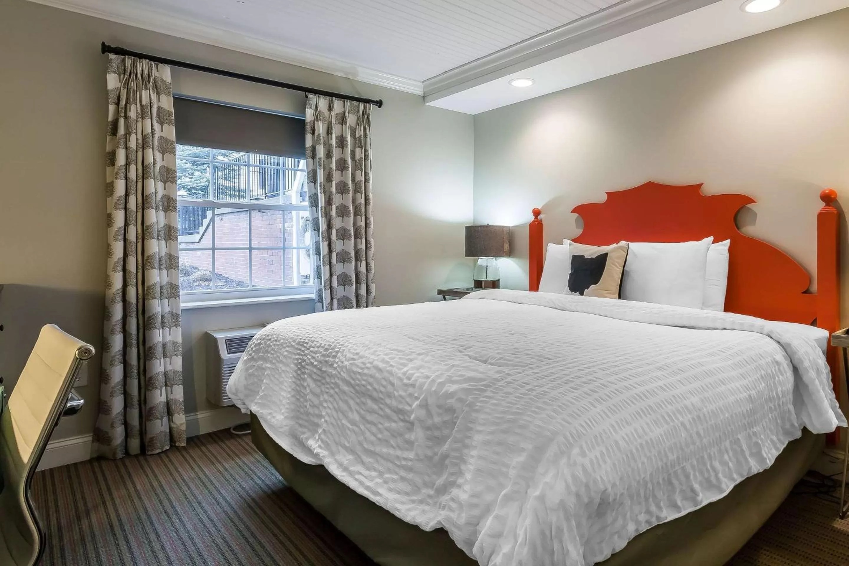 Deluxe King Room in The Aurora Inn Hotel and Event Center