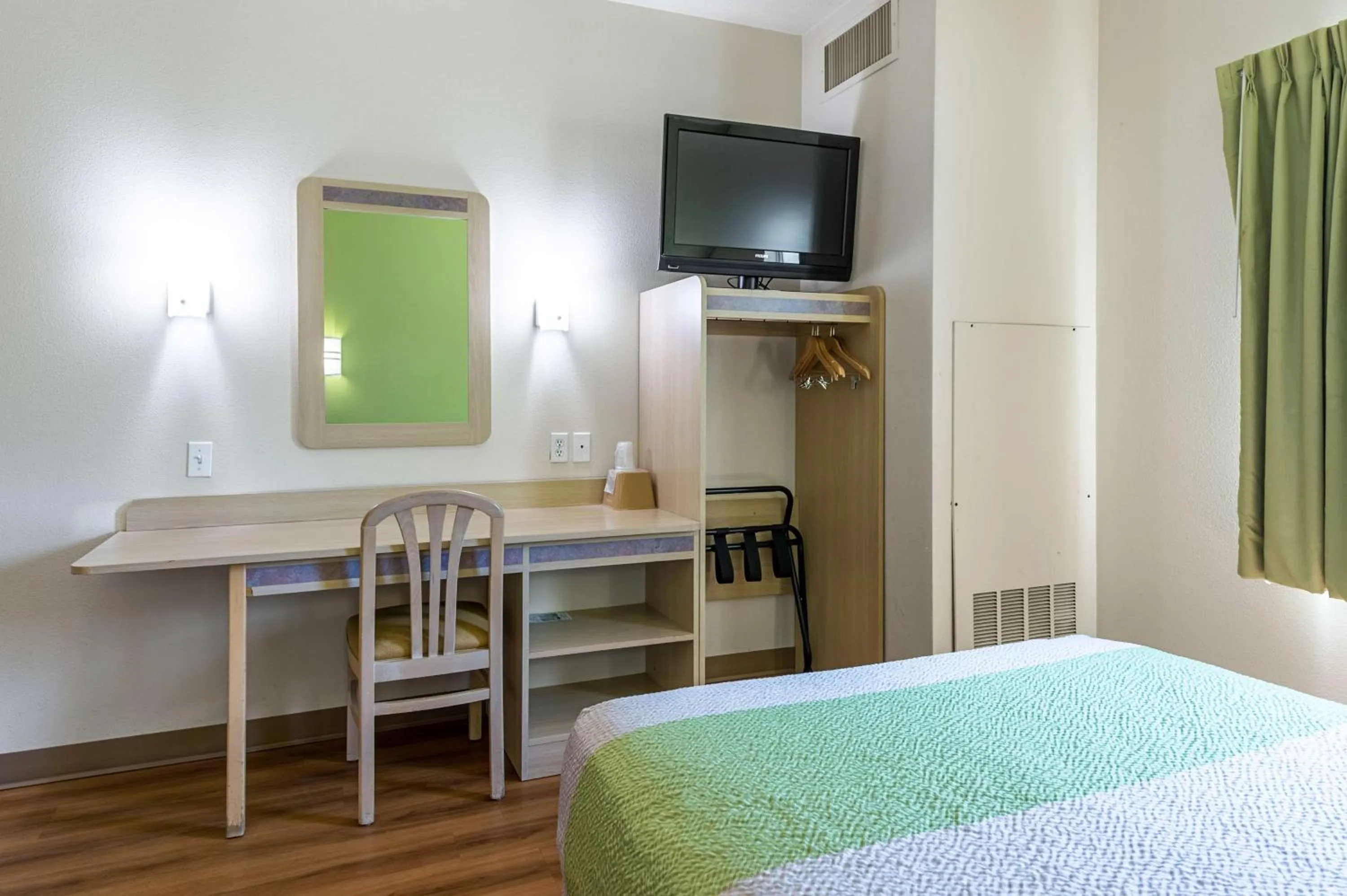 Queen Room - Disability Access in Motel 6-Cedar City, UT