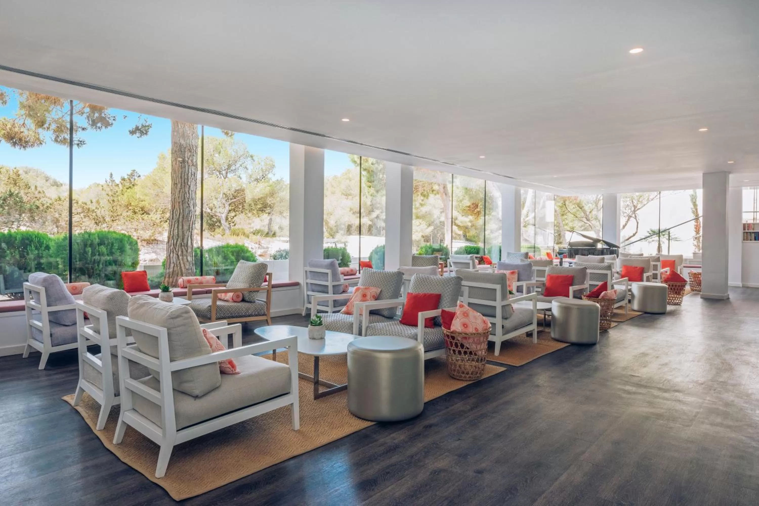 Lounge or bar in Iberostar Waves Cala Millor - Adults Only