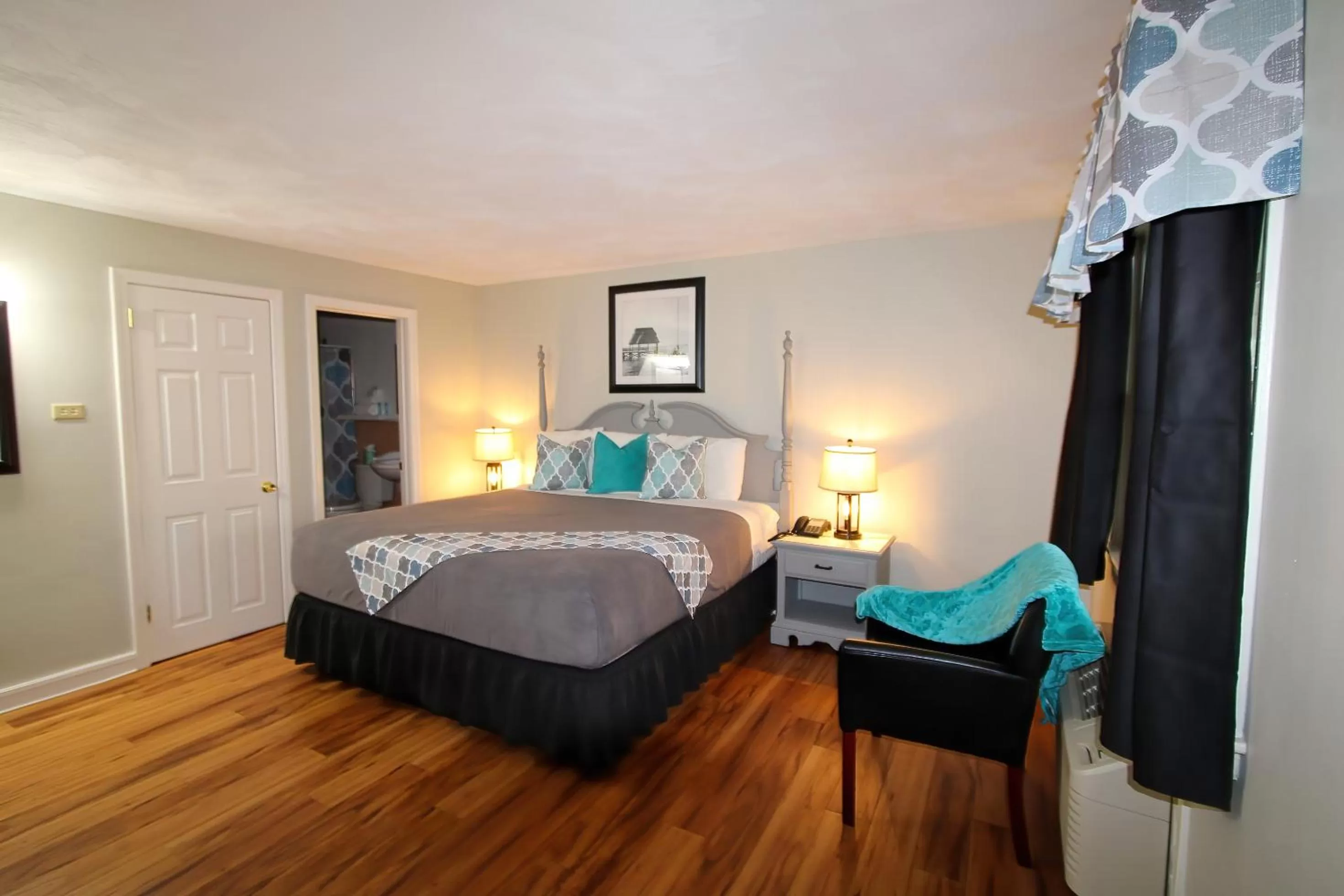 King Room - Non-Smoking in Colonial Inn Seekonk