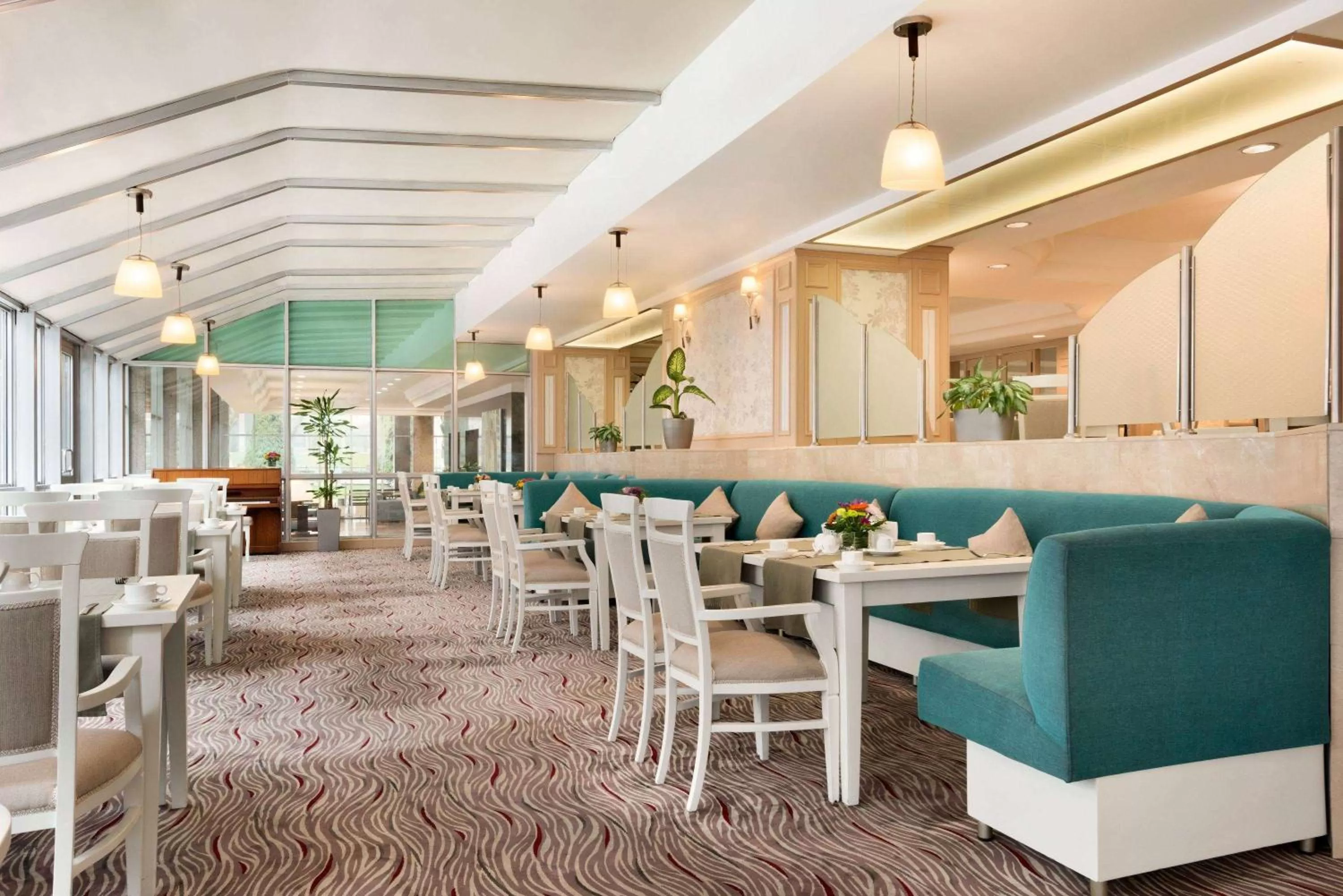 Restaurant/places to eat in Wyndham Tashkent