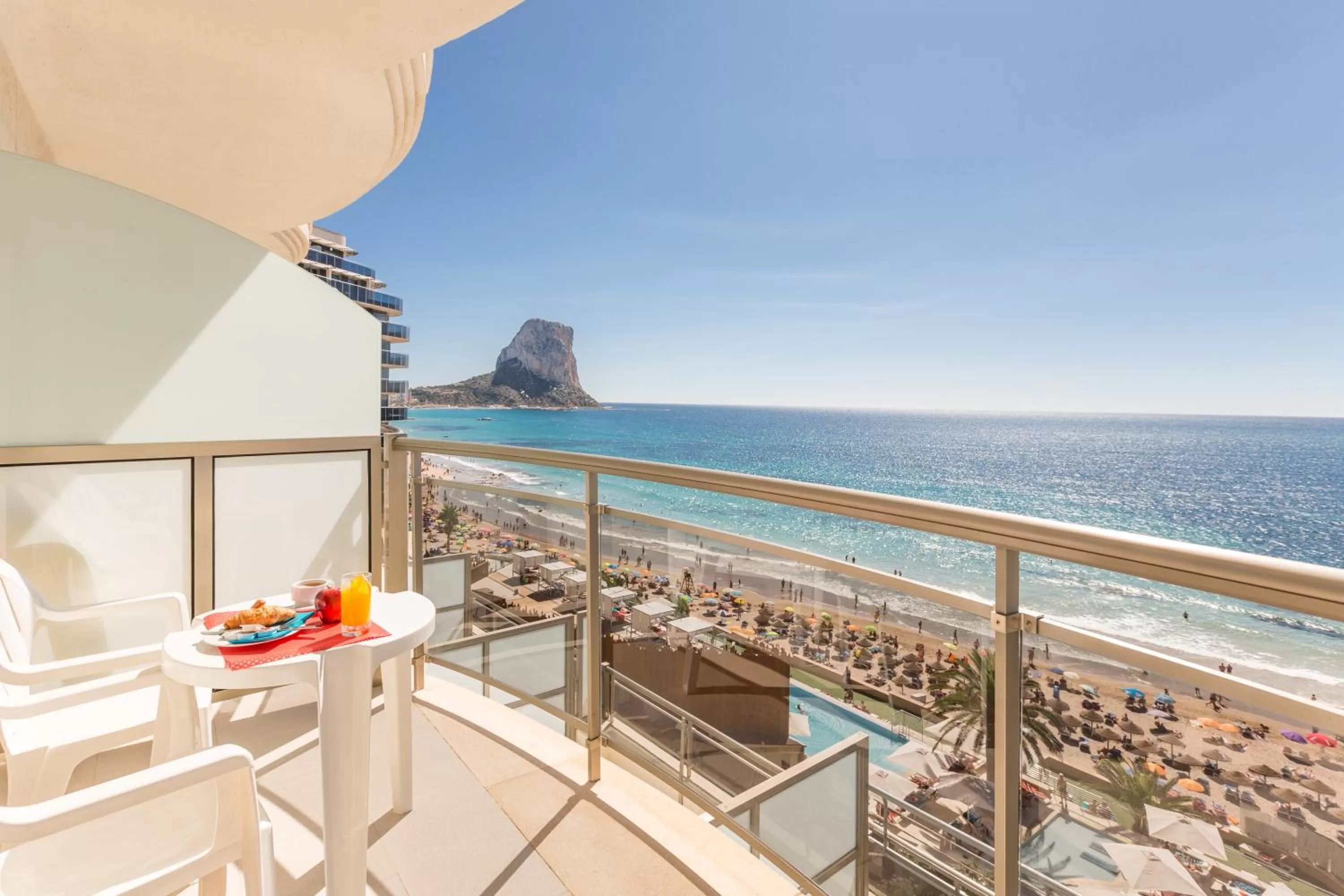 Doble Room with extra bed and Sea View in Hotel Bahía Calpe by Pierre & Vacances
