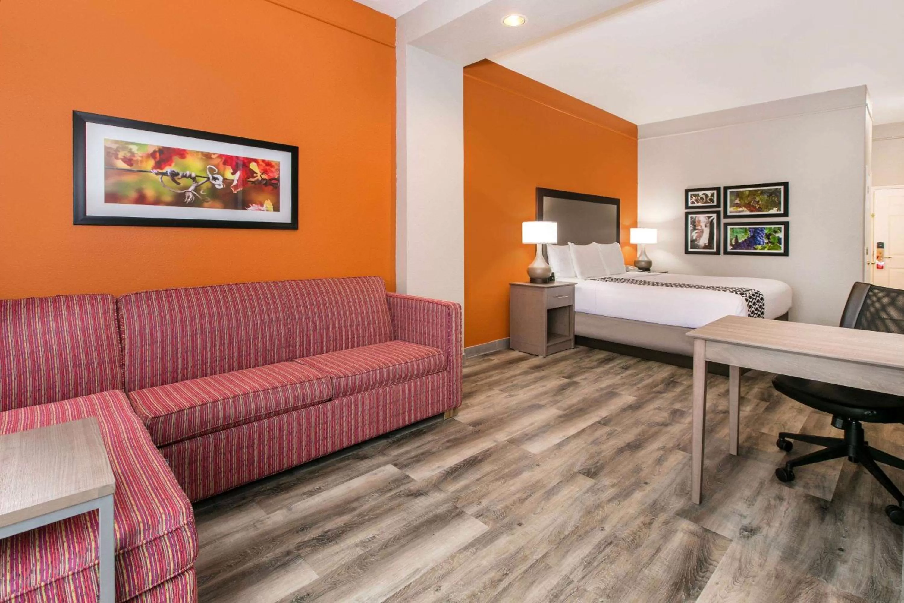 1 King Bed, Deluxe Mobility/Hearing Accessible Room, Tub w/Grab Bars, No Smoking in La Quinta by Wyndham Fredericksburg