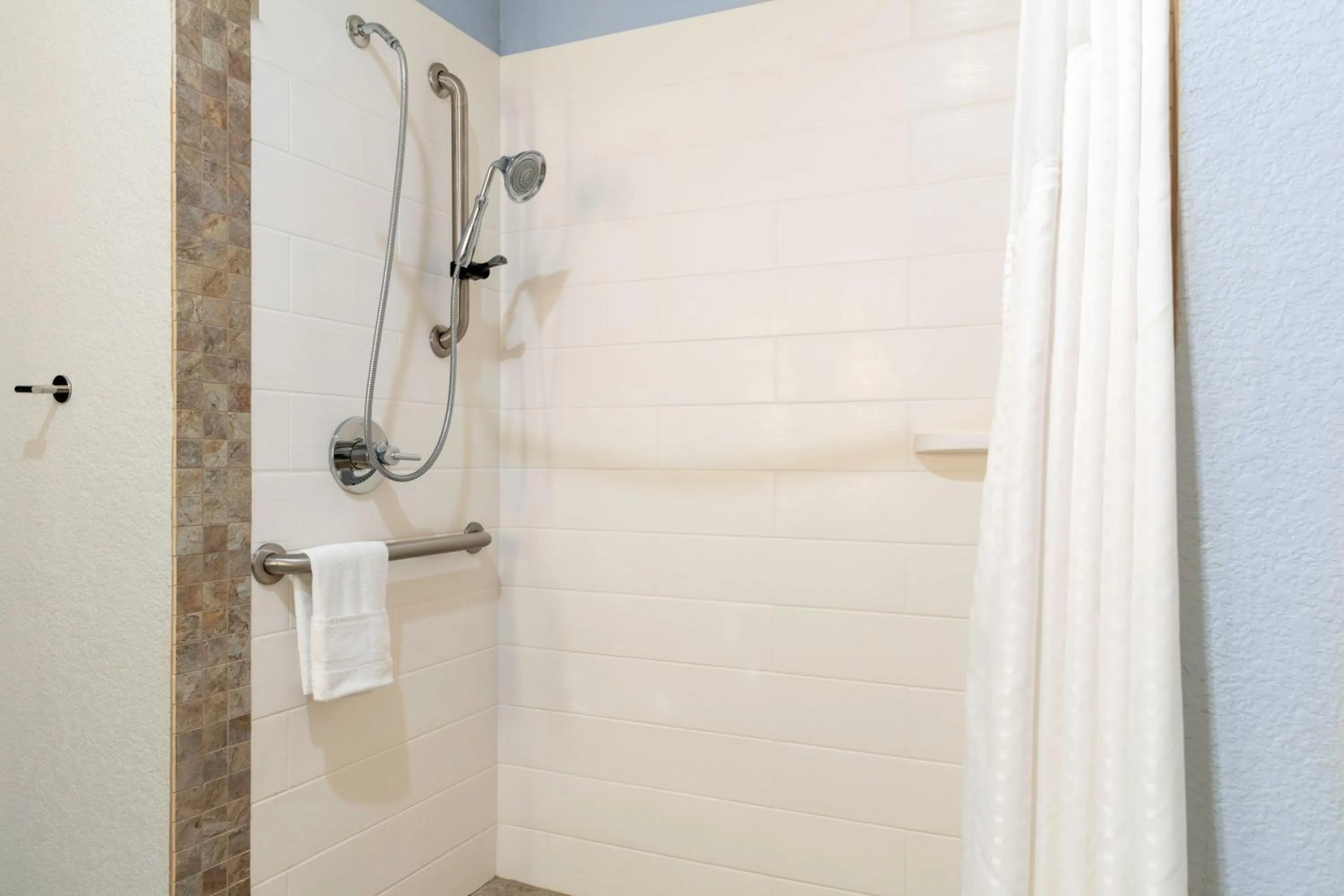 King Room - Mobility Access/Roll in Shower - Non-Smoking in Holiday Inn Express & Suites - Leander, an IHG Hotel