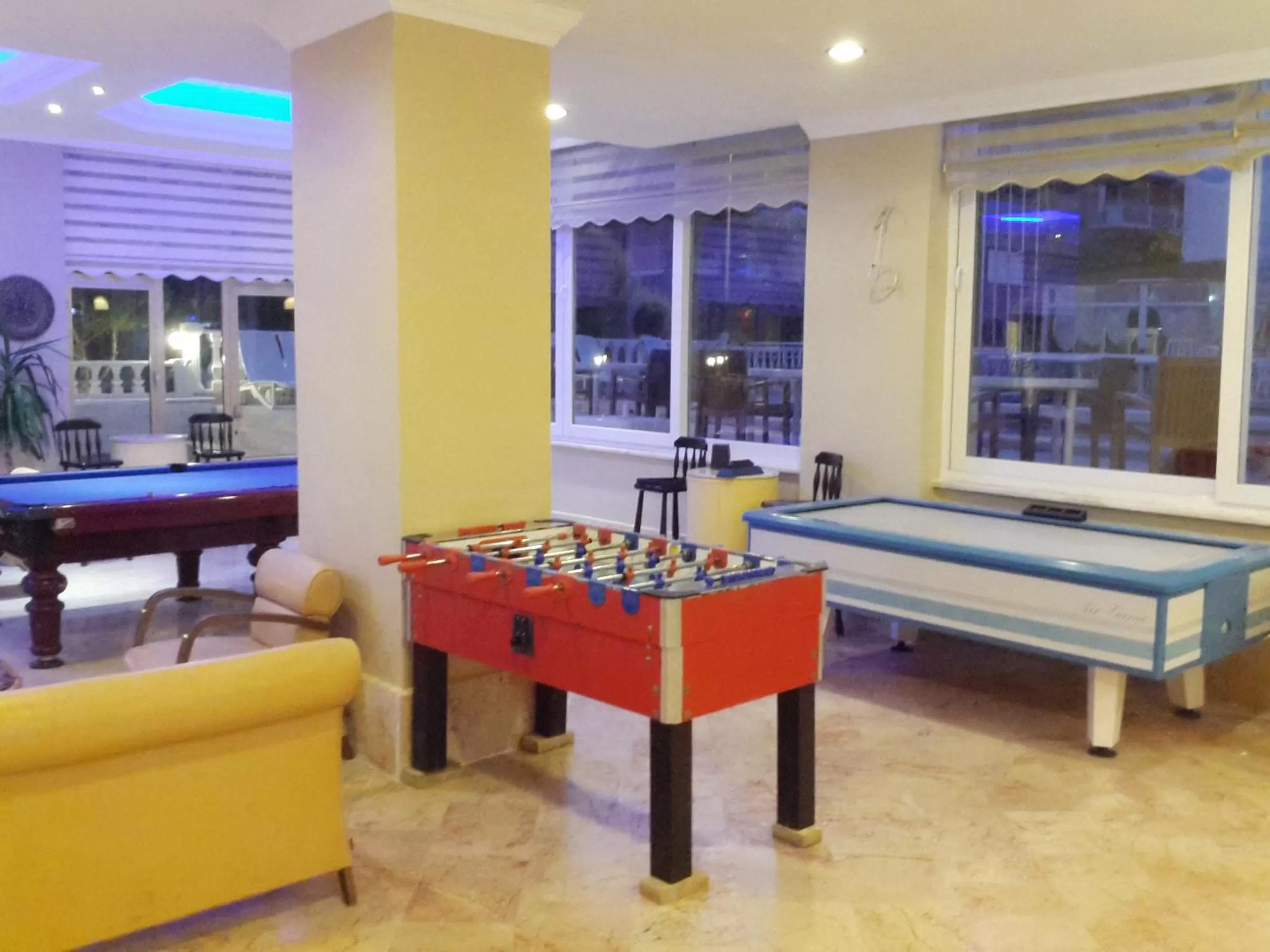 Communal lounge/ TV room in Altinersan Hotel