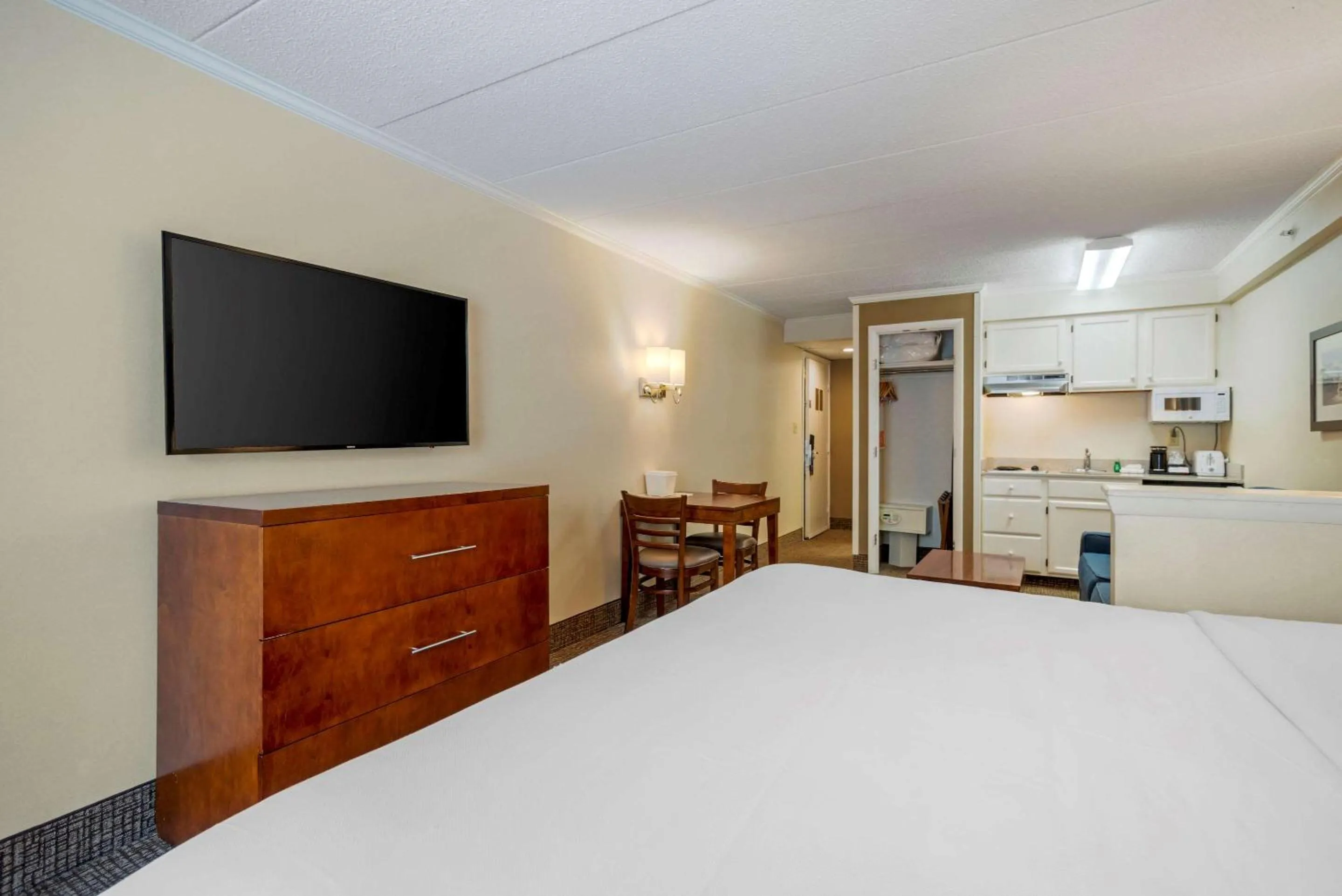 One King Bed with City View in Comfort Inn Ocean City Boardwalk