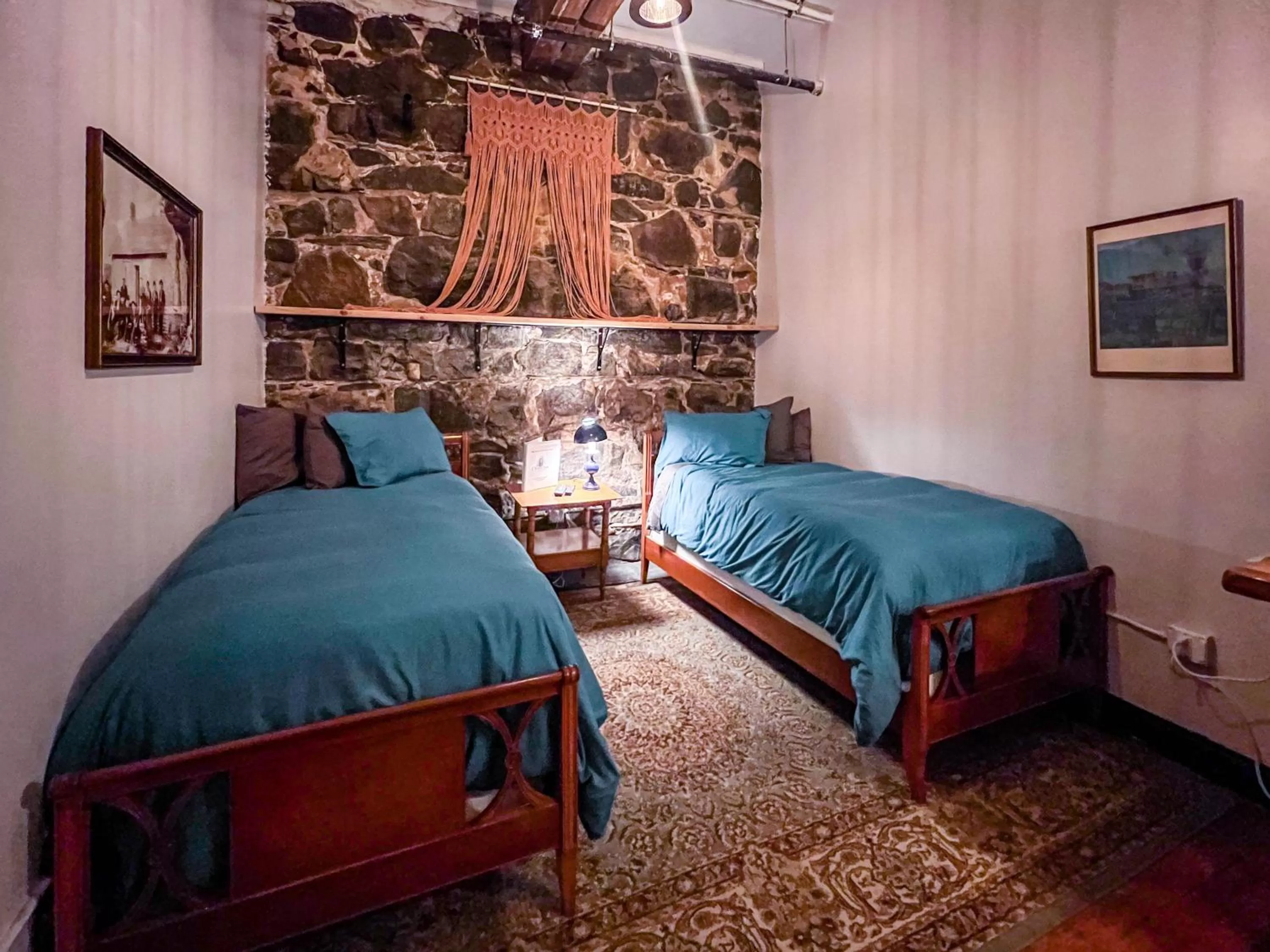 Budget Twin Room in The Oliver Inn