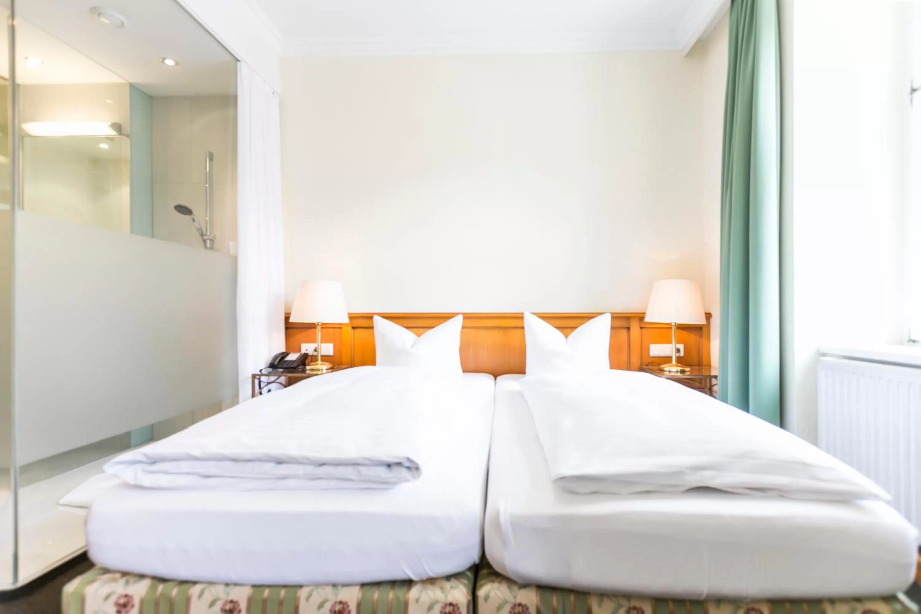 Business Triple (Glass Bathroom) Room in Hotel Sailer