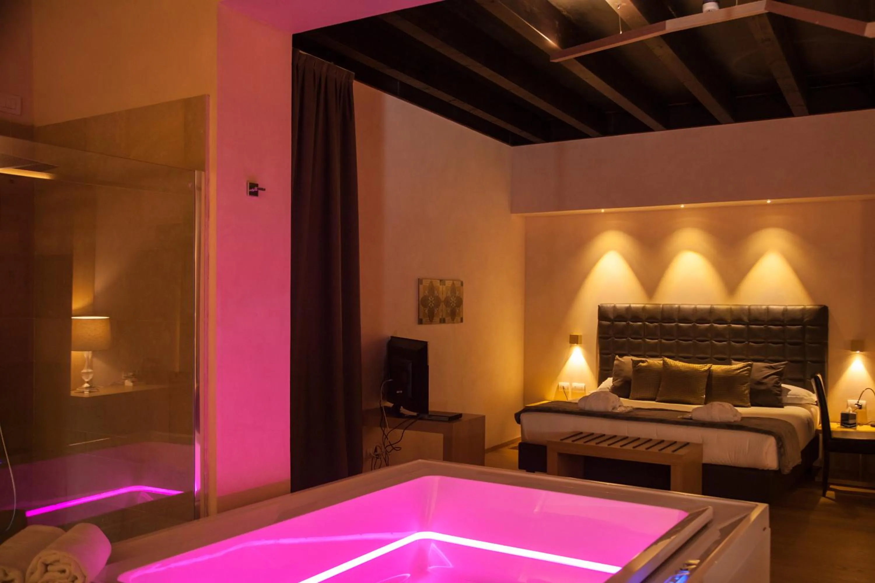 Suite with Hot Tub in Alba Palace Hotel