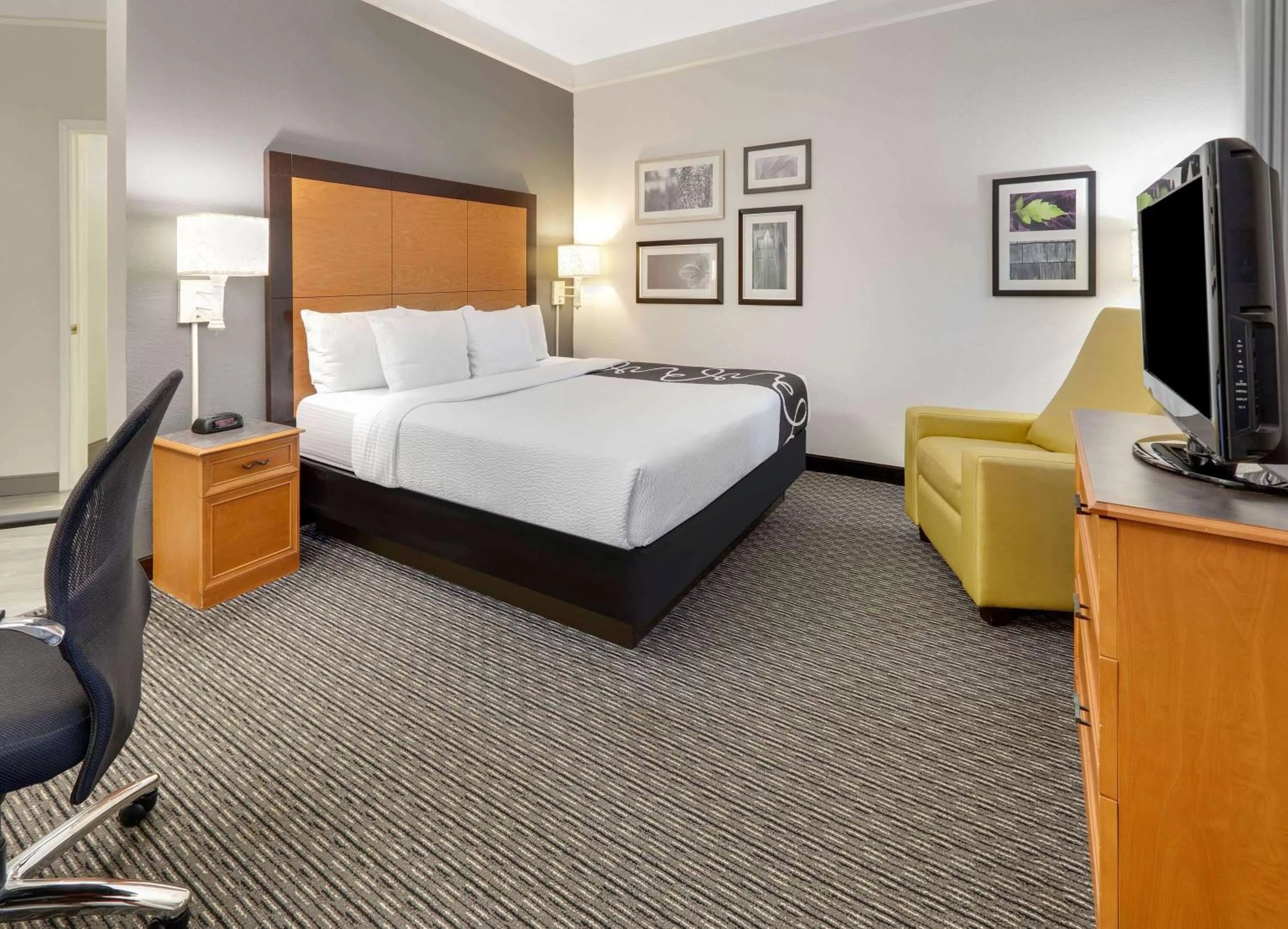 King Room with Bath Tub - Mobility Accessible/Non-Smoking in La Quinta by Wyndham Dallas - Addison Galleria