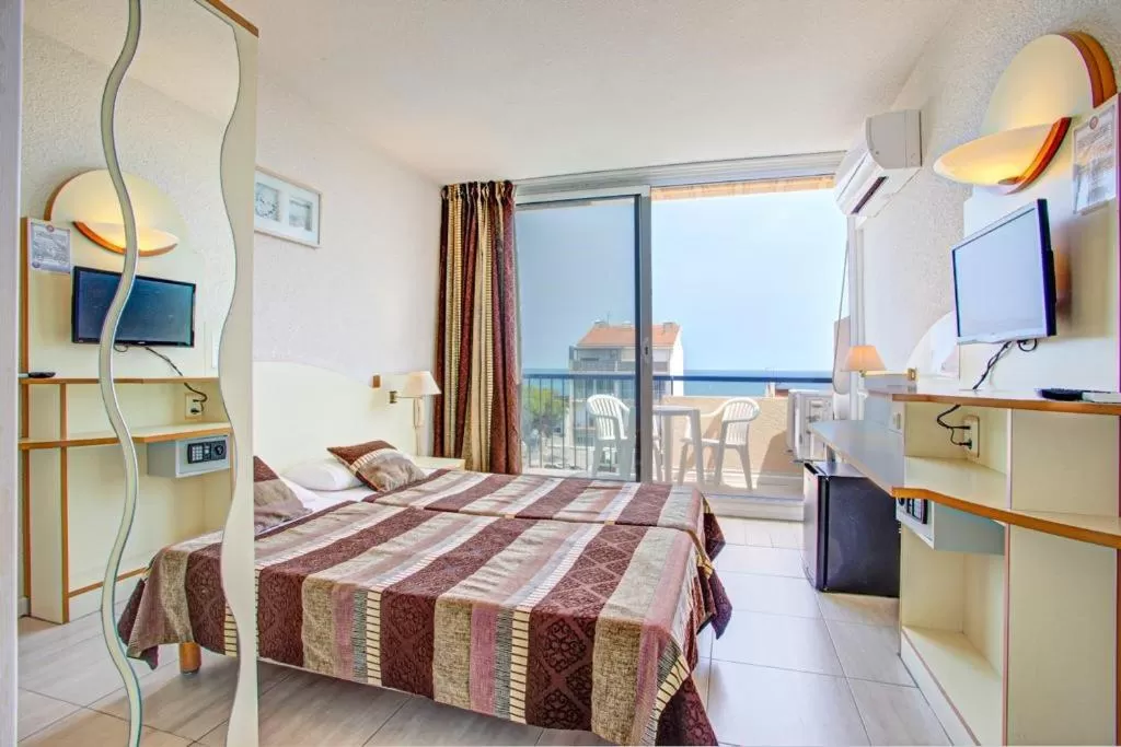 Twin Room with Balcony in Hotel Centre Plage