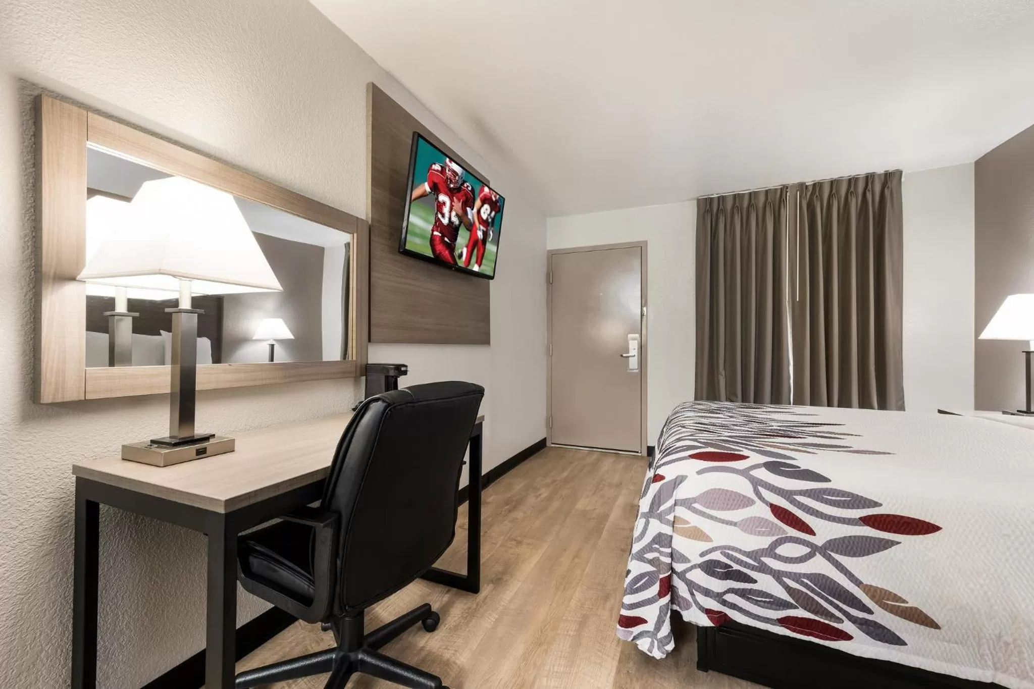 Renovated Deluxe Room with One Double Bed Disability Access Non-Smoking in Red Roof Inn Birmingham South