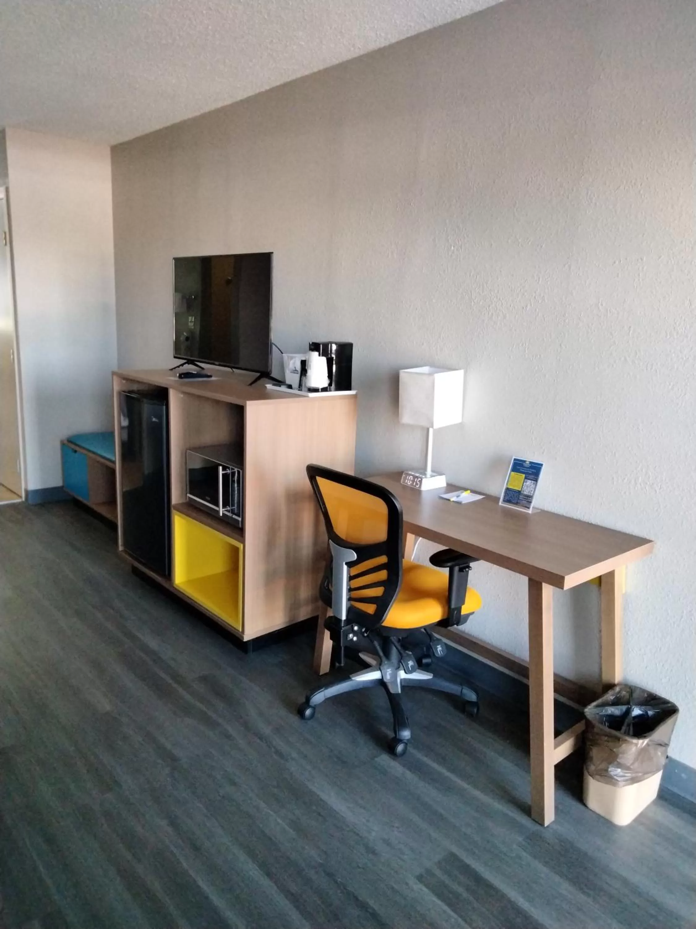 One-Bedroom King Suite - Non-Smoking in Days Inn & Suites by Wyndham Albuquerque North