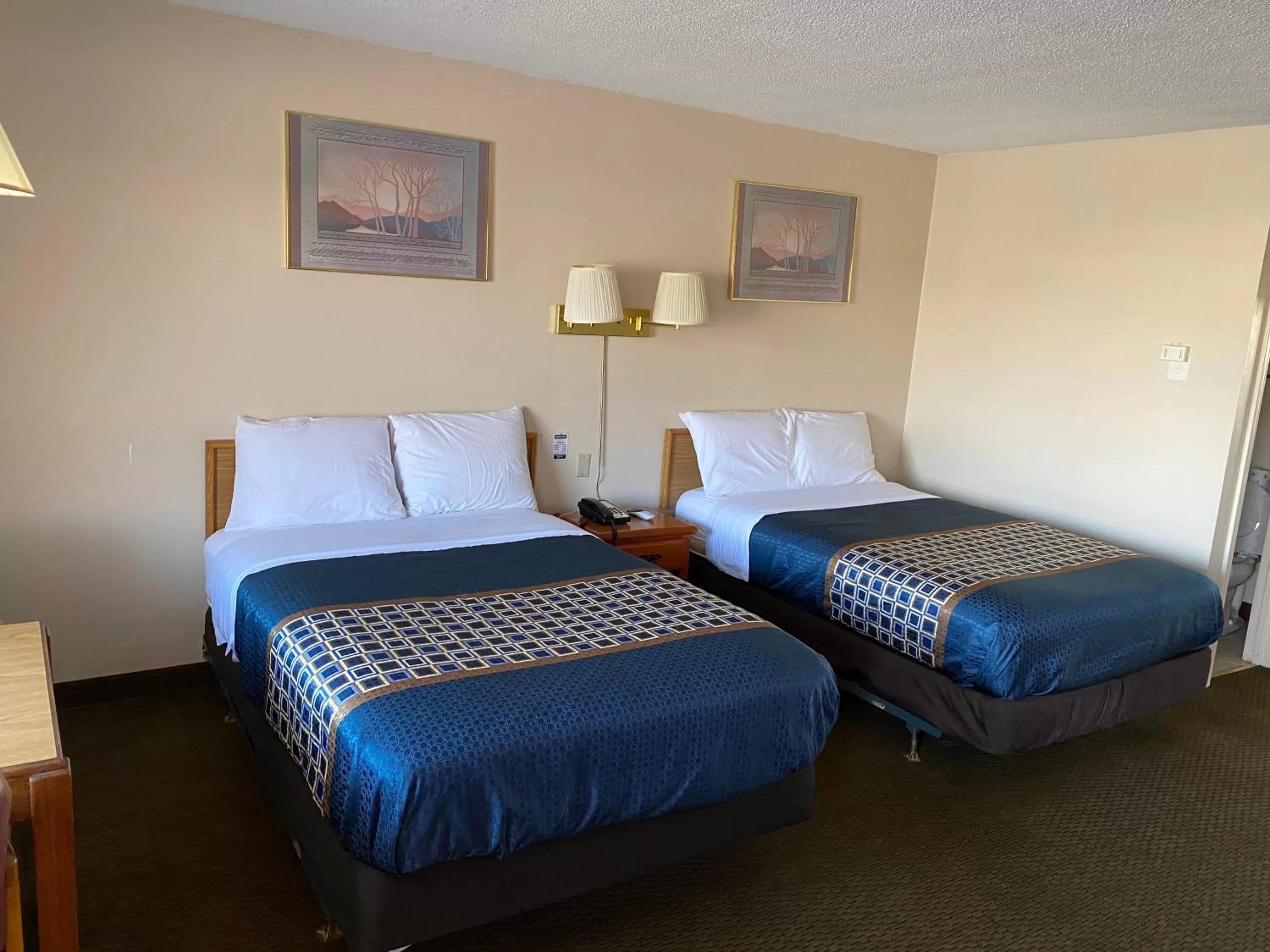 Room with Two Double Beds - Non-Smoking in Parkview Motel
