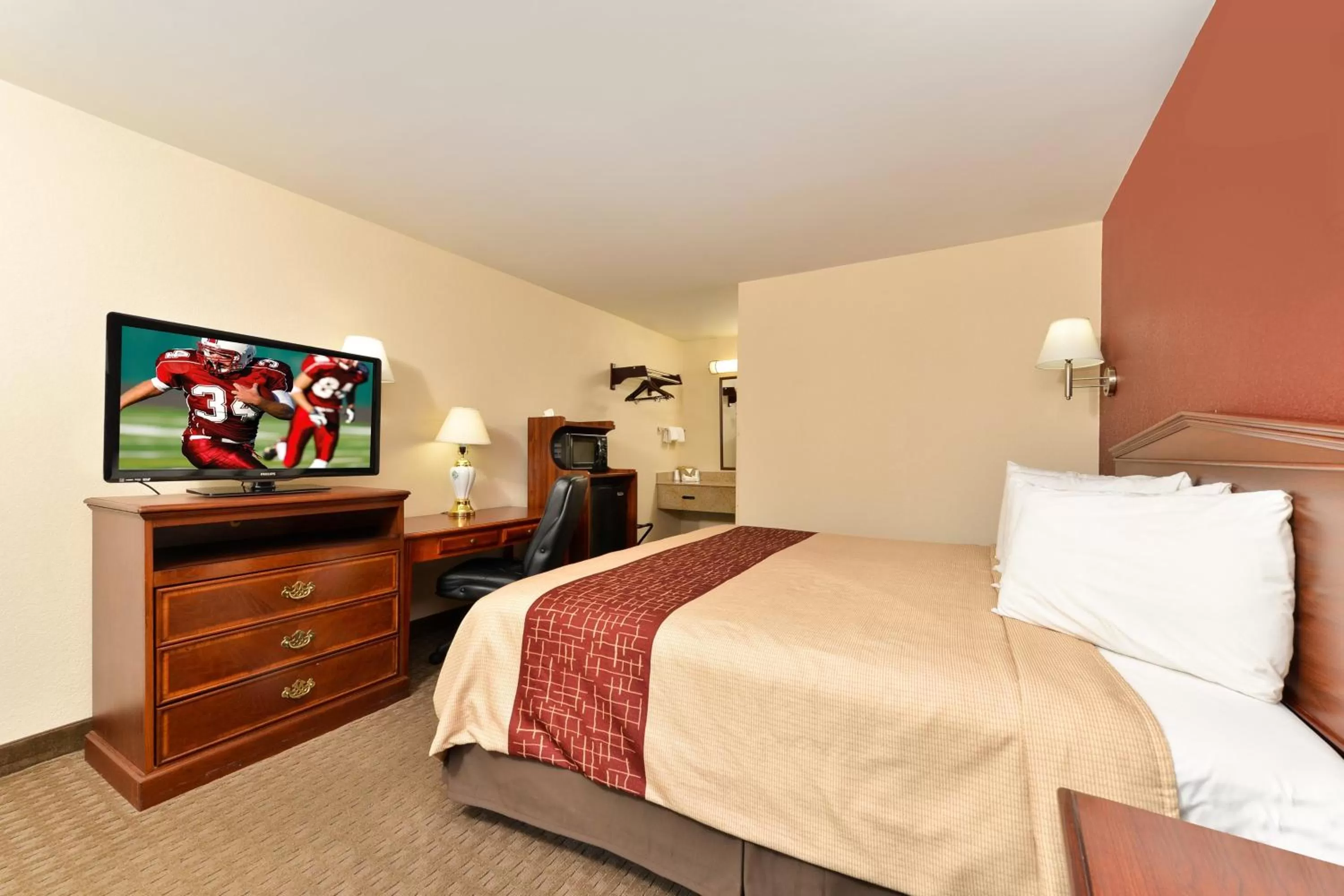 Deluxe King Room - Disability Access/Non-Smoking in Red Roof Inn Dalton