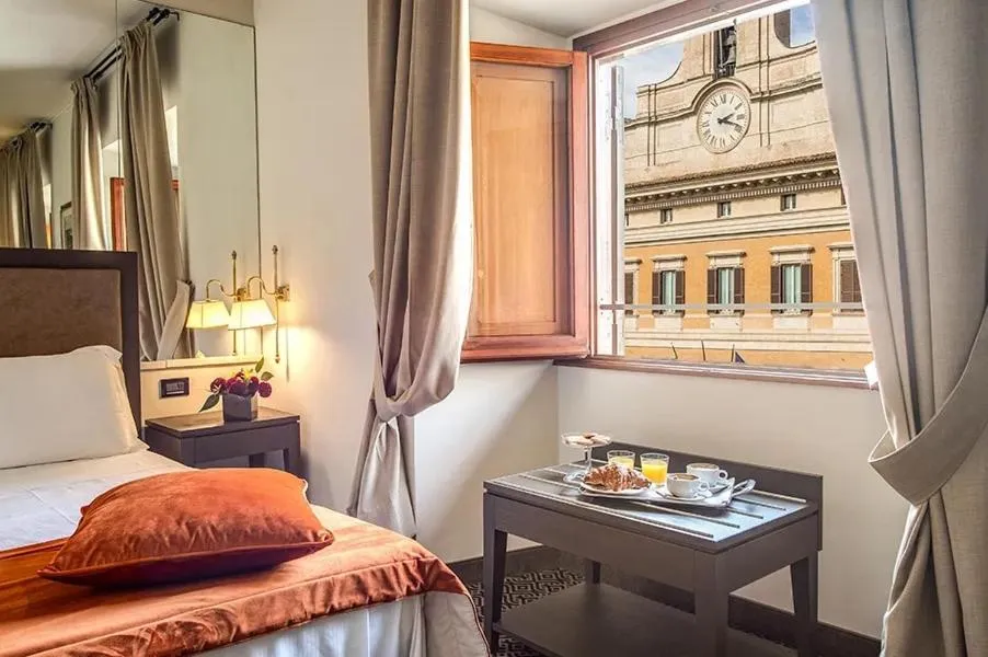 Bedroom, Bed in Colonna Palace Hotel