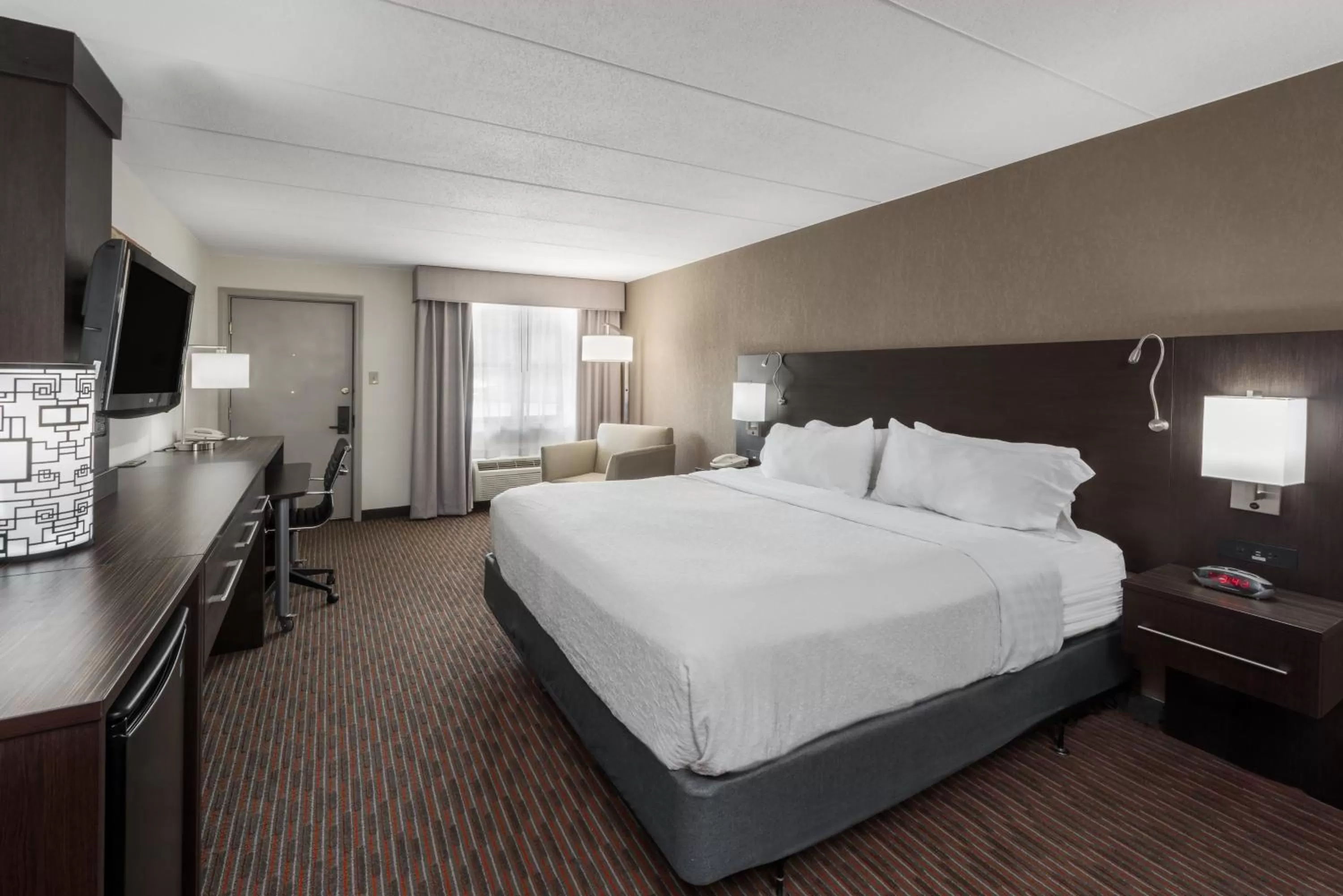 King Room with Roll-in Shower - Disability Accessible/Non-Smoking in Holiday Inn At Six Flags Saint Louis by IHG