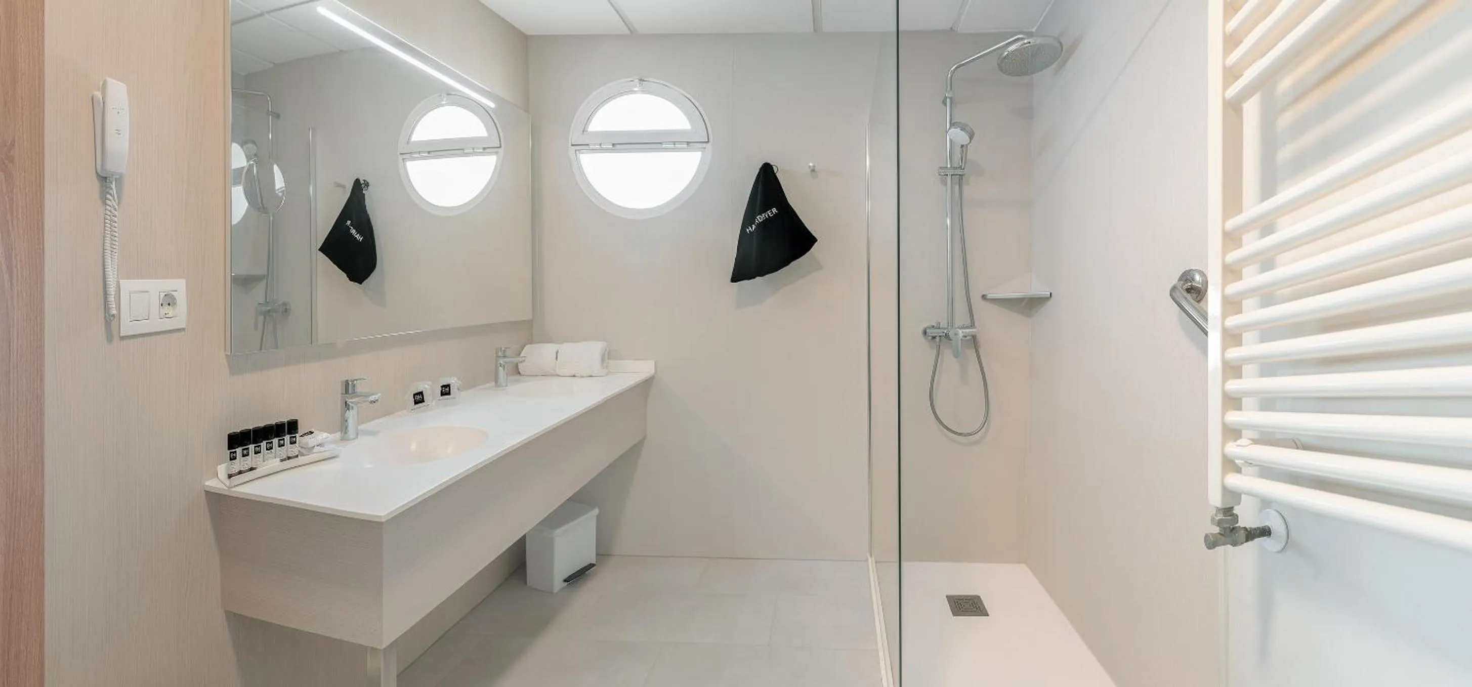 Deluxe Quadruple Room with Sea View and Terrace (2 Adults + 3 Children) in Hotel RH Victoria & Spa 4 Sup