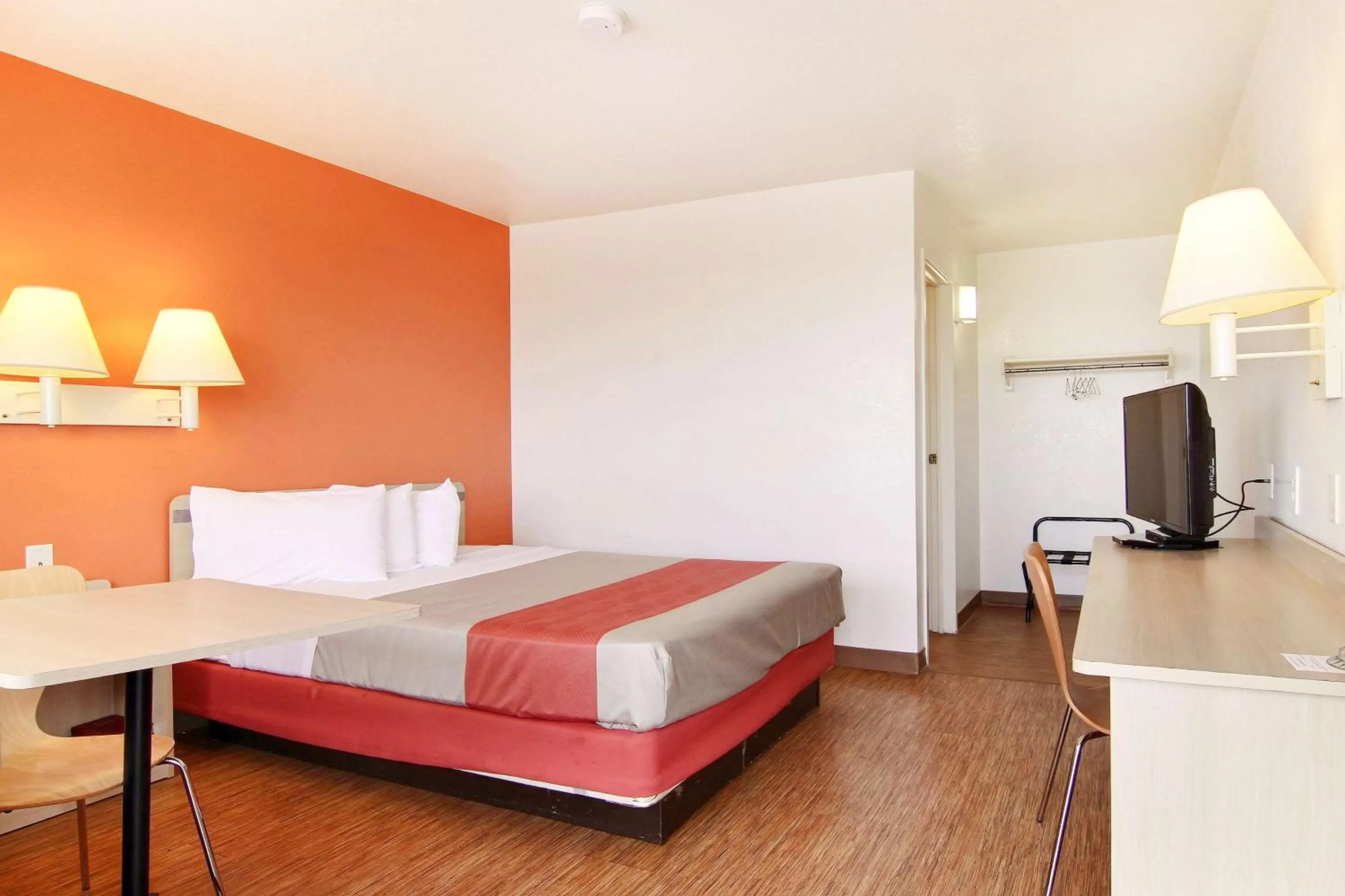 Deluxe Queen Room in Motel 6-Fort Stockton, TX