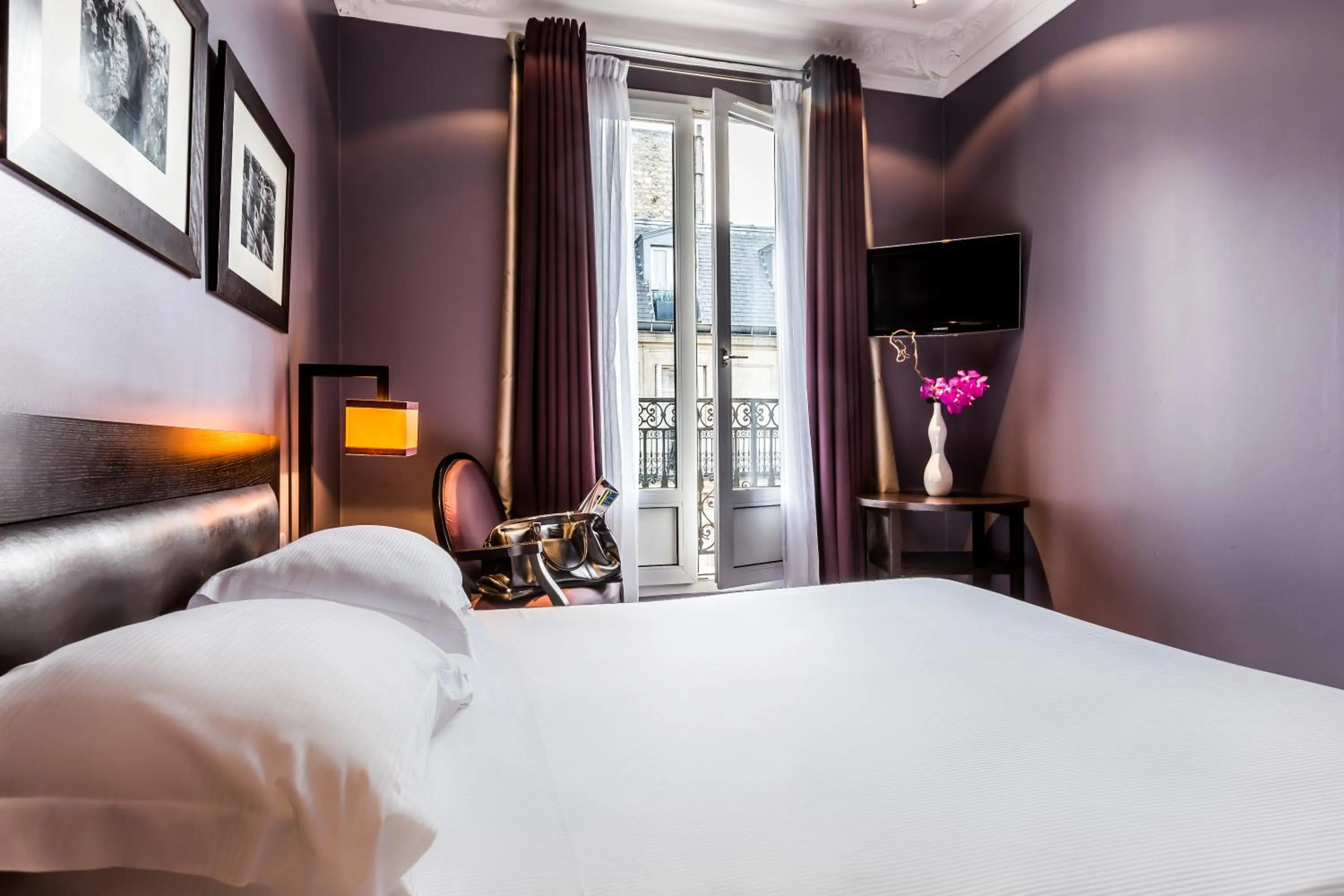 Balcony/Terrace, Bed in Hotel Duret Paris Champs Elysées