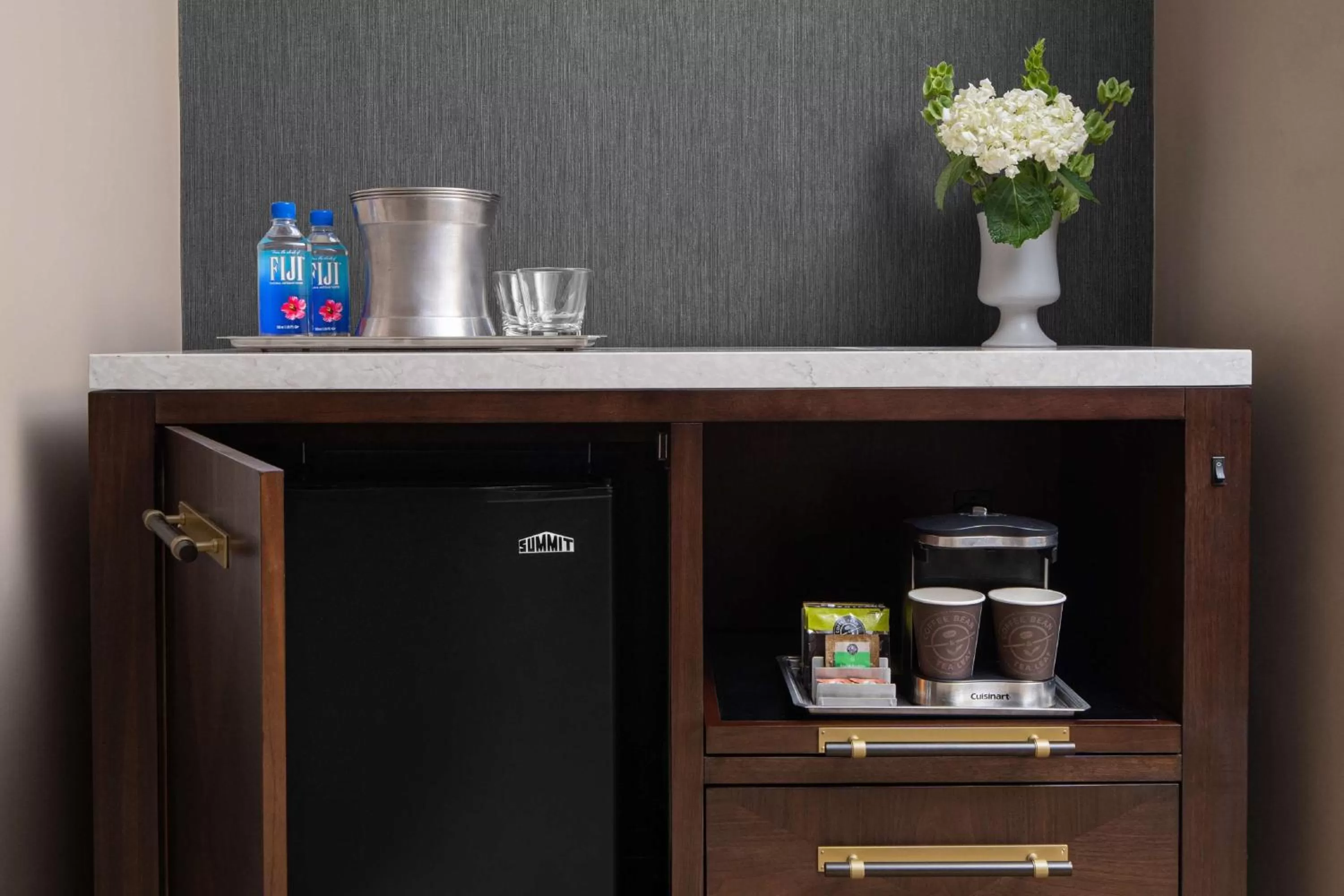 Deluxe King Room with Sofa Bed and Fridge - Non-Smoking in Hilton Indianapolis Hotel & Suites