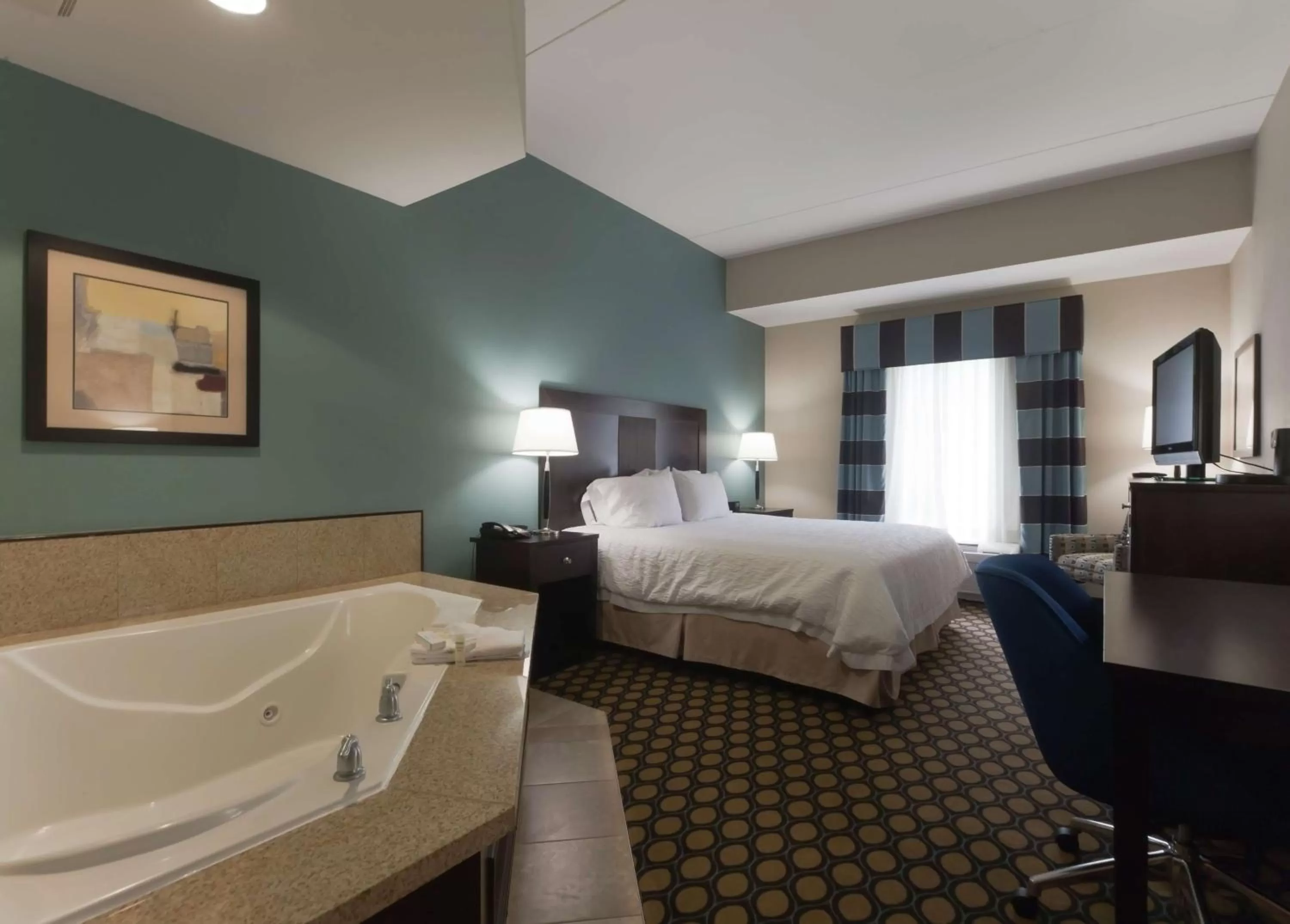 King Room with Whirlpool - Non-Smoking in Hampton Inn North Brunswick NJ