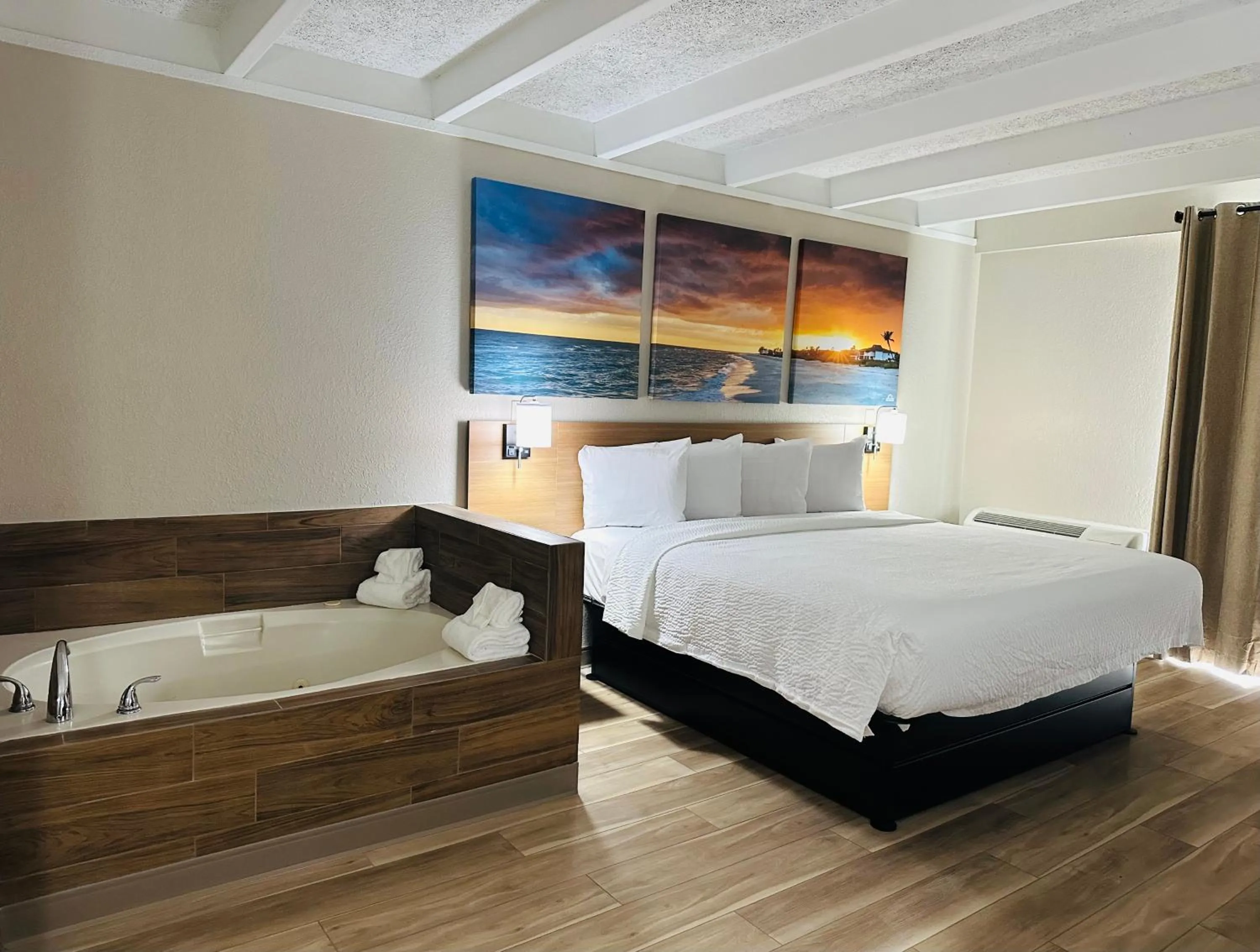 Deluxe King Suite - Non-Smoking in Days Inn by Wyndham Ocala North