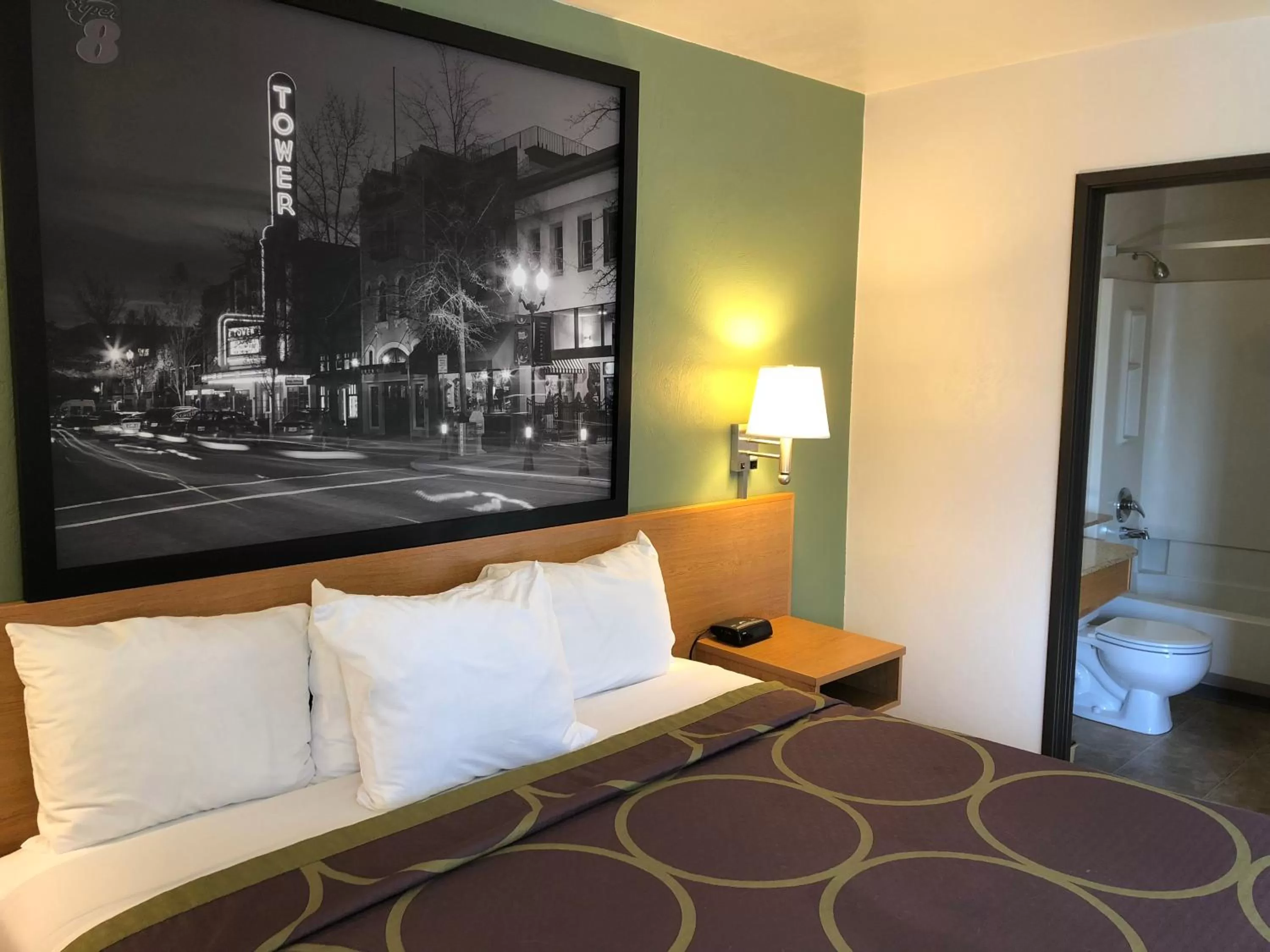 Queen Room - Pet Friendly/Non-Smoking in Super 8 by Wyndham Bend