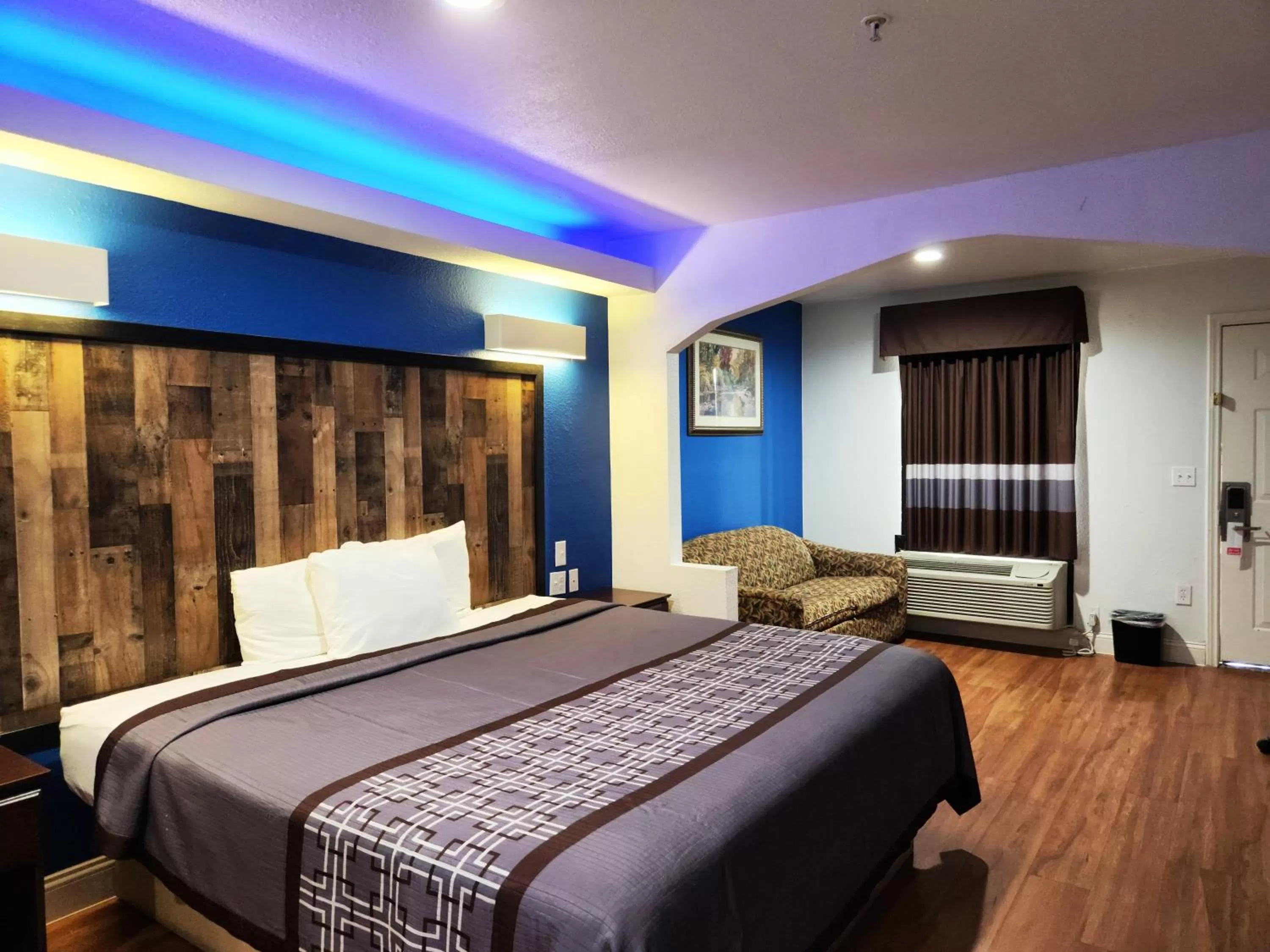 Deluxe King Room - Non-Smoking in Express Inn Tomball