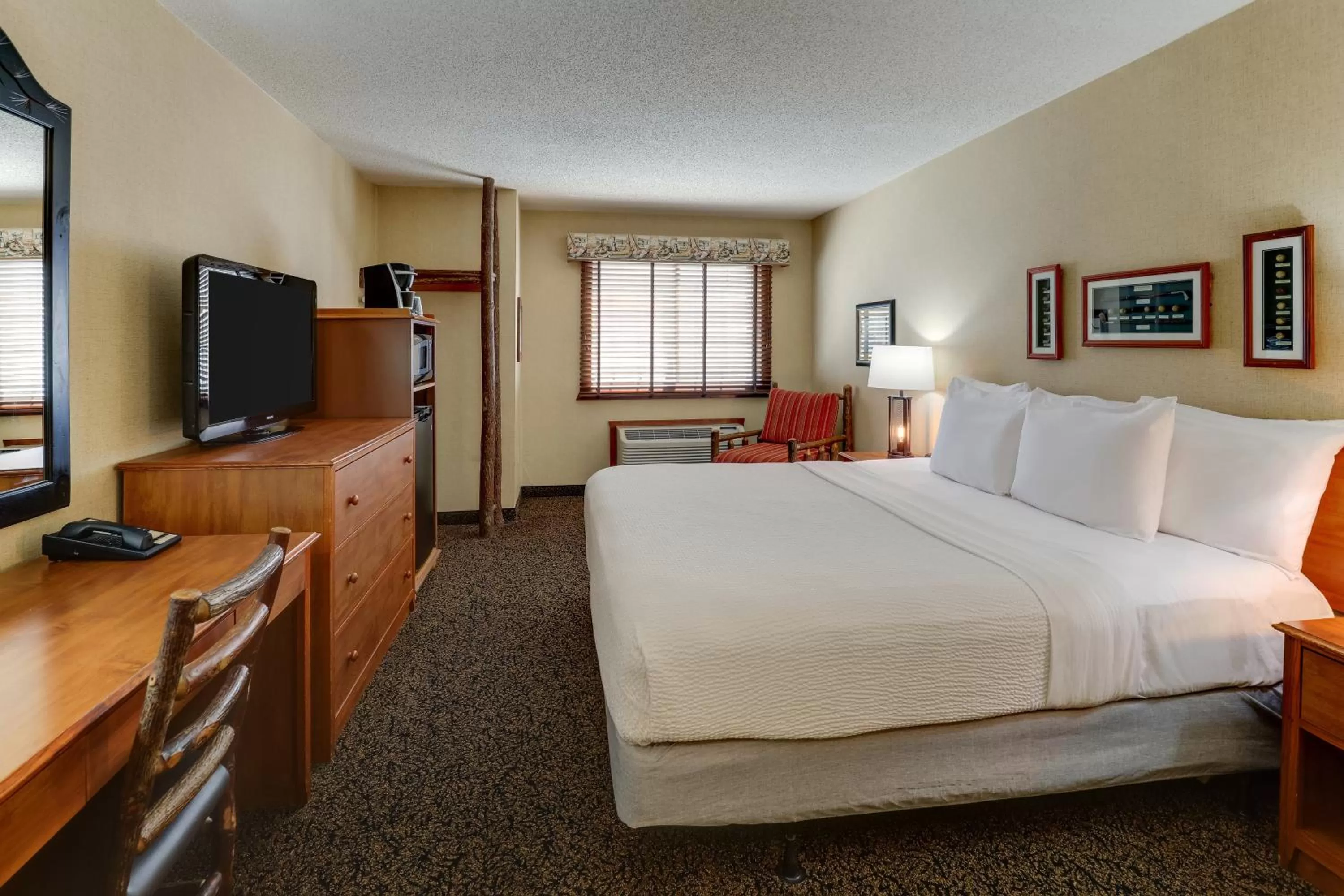 Deluxe King Room in Stoney Creek lnn Galena