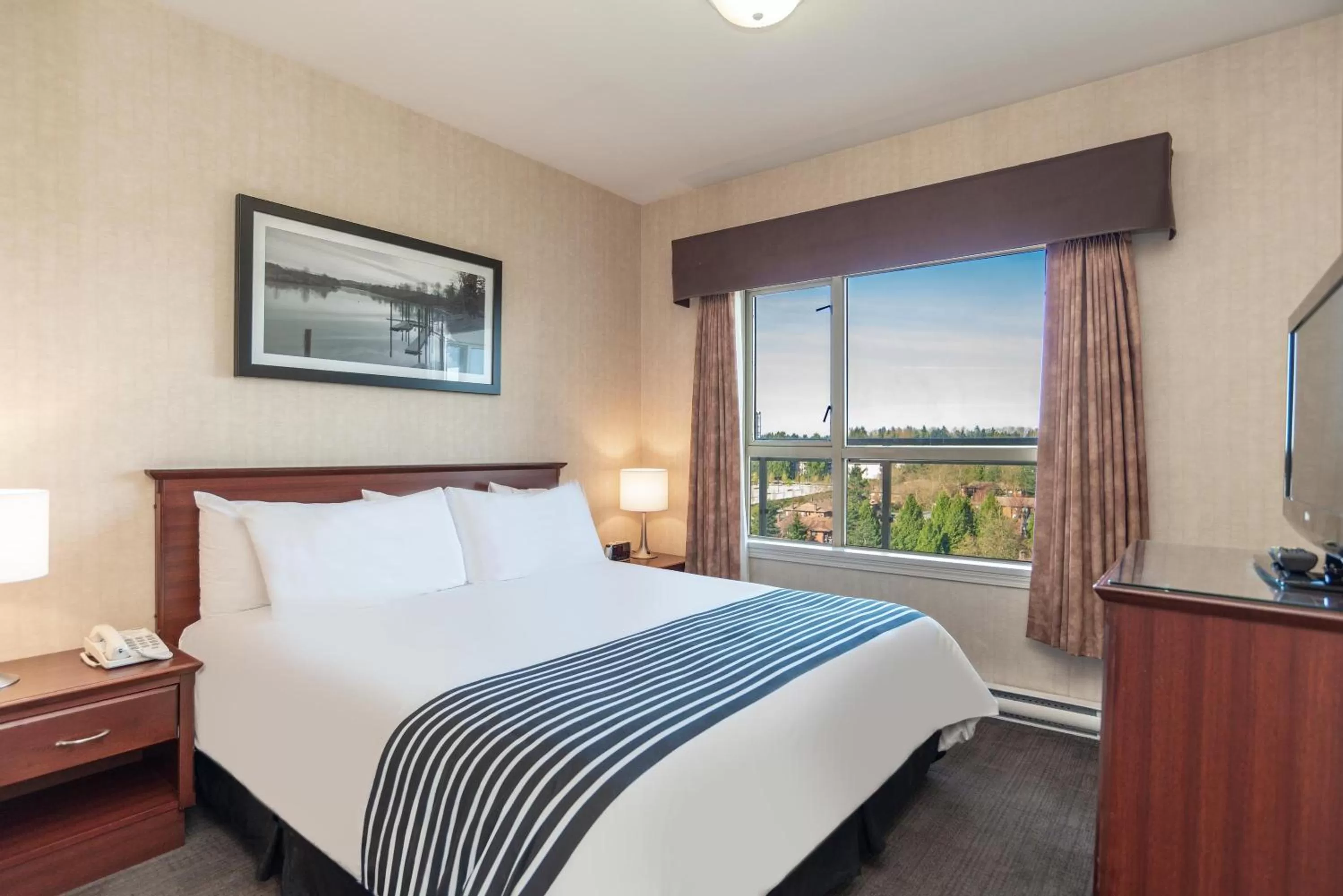 Penthouse Suite, 1 King, Sofa Bed, Kitchen, Top Floor in Sandman Suites Surrey - Guildford