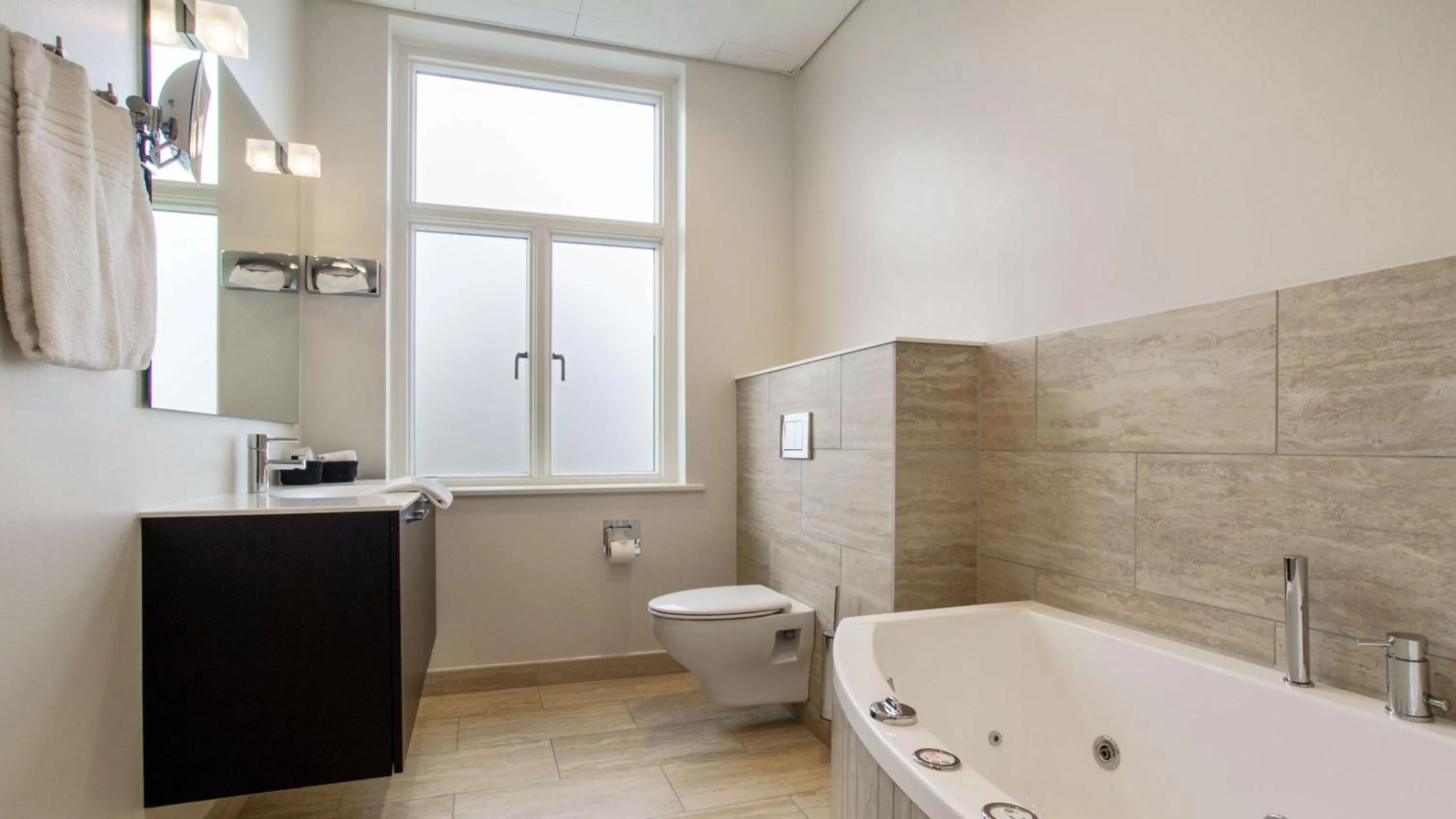 King Suite with Sofa Bed - Non-Smoking in Best Western Plus Hotel Eyde