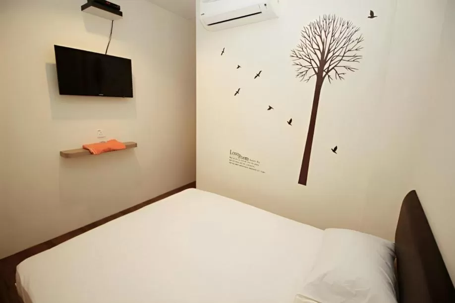 Queen Room in BMW Hotel