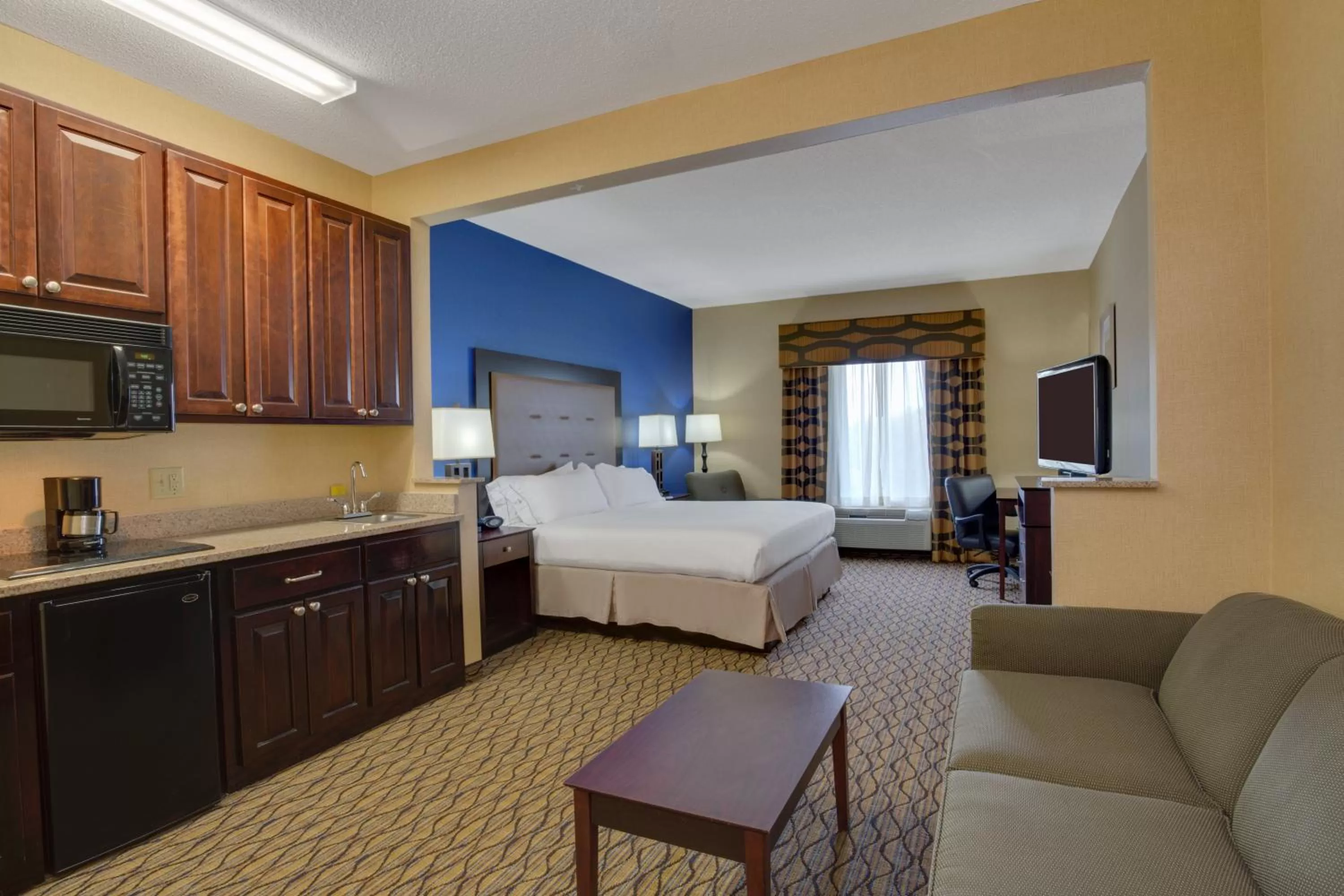 King Suite in Holiday Inn Express Tower Center New Brunswick by IHG