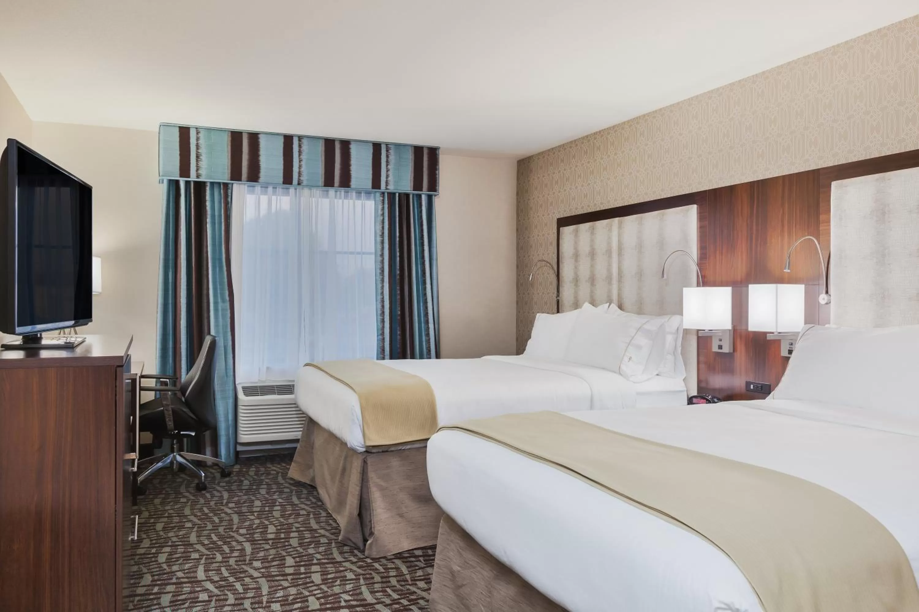 Standard Queen Room with Two Queen Beds in Holiday Inn Express & Suites Eureka by IHG