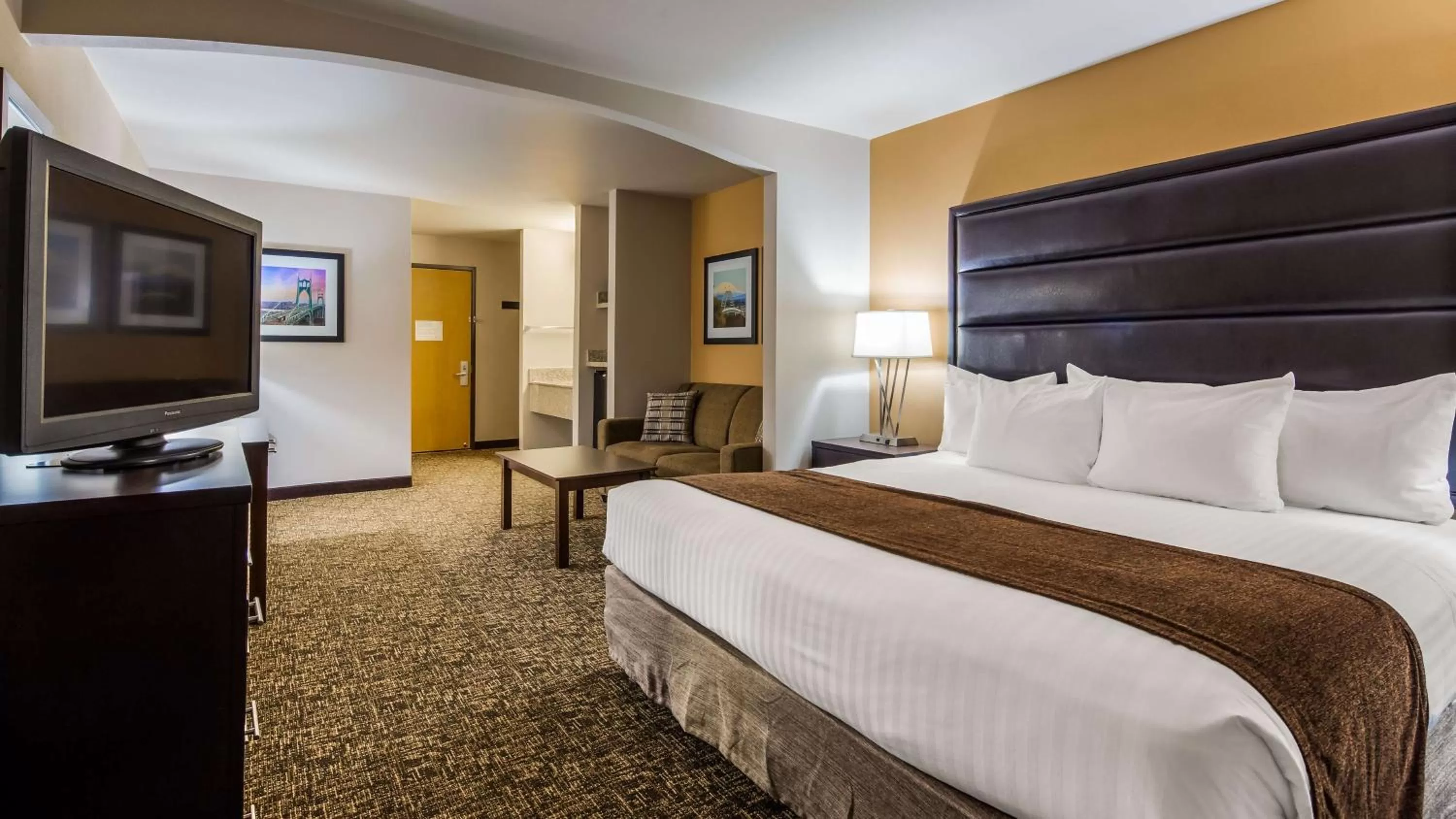 Mini King Suite with Sofa Bed - Non-Smoking in Best Western Oak Meadows Inn