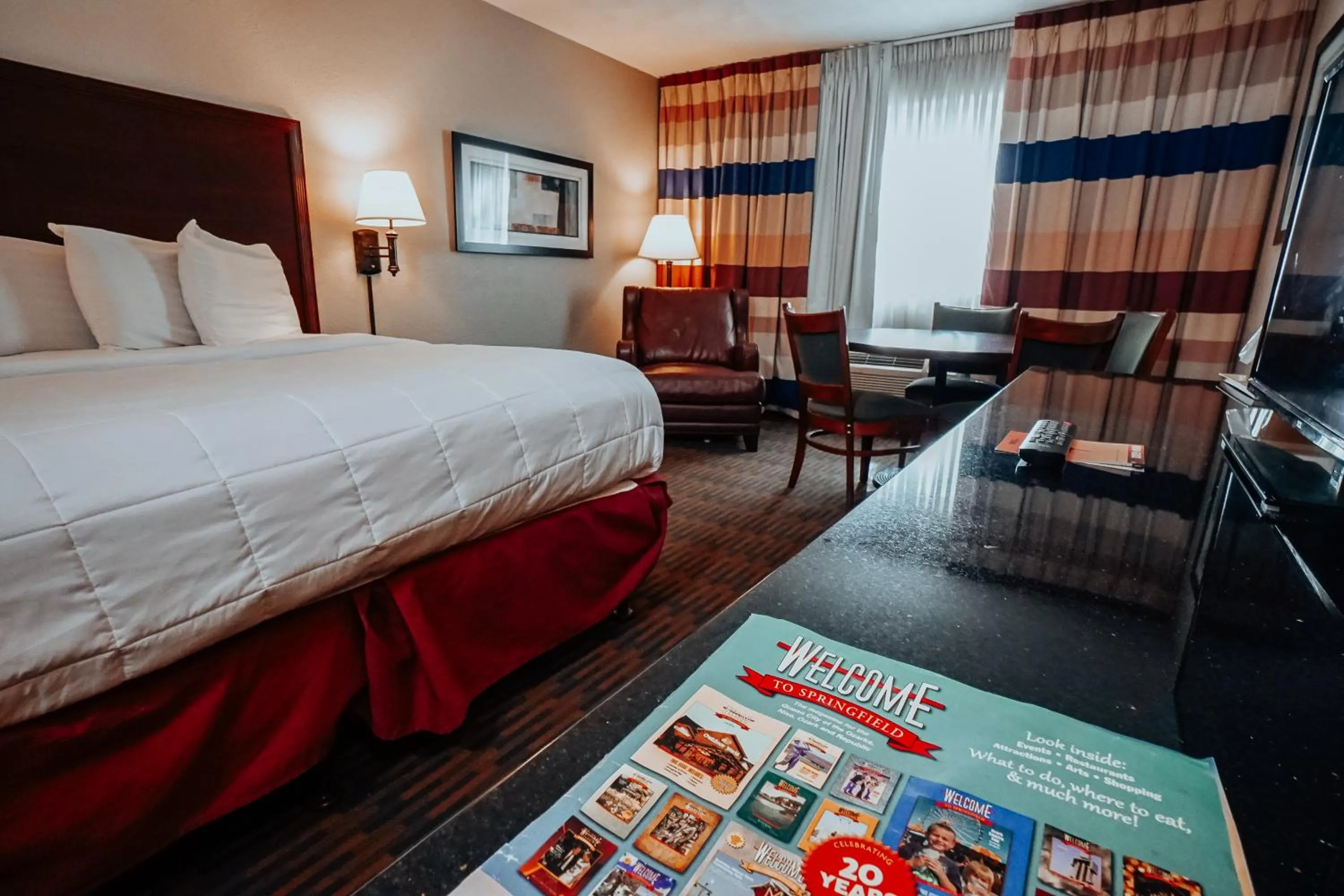 Superior Interior King Room in Lamplighter Inn and Suites - North