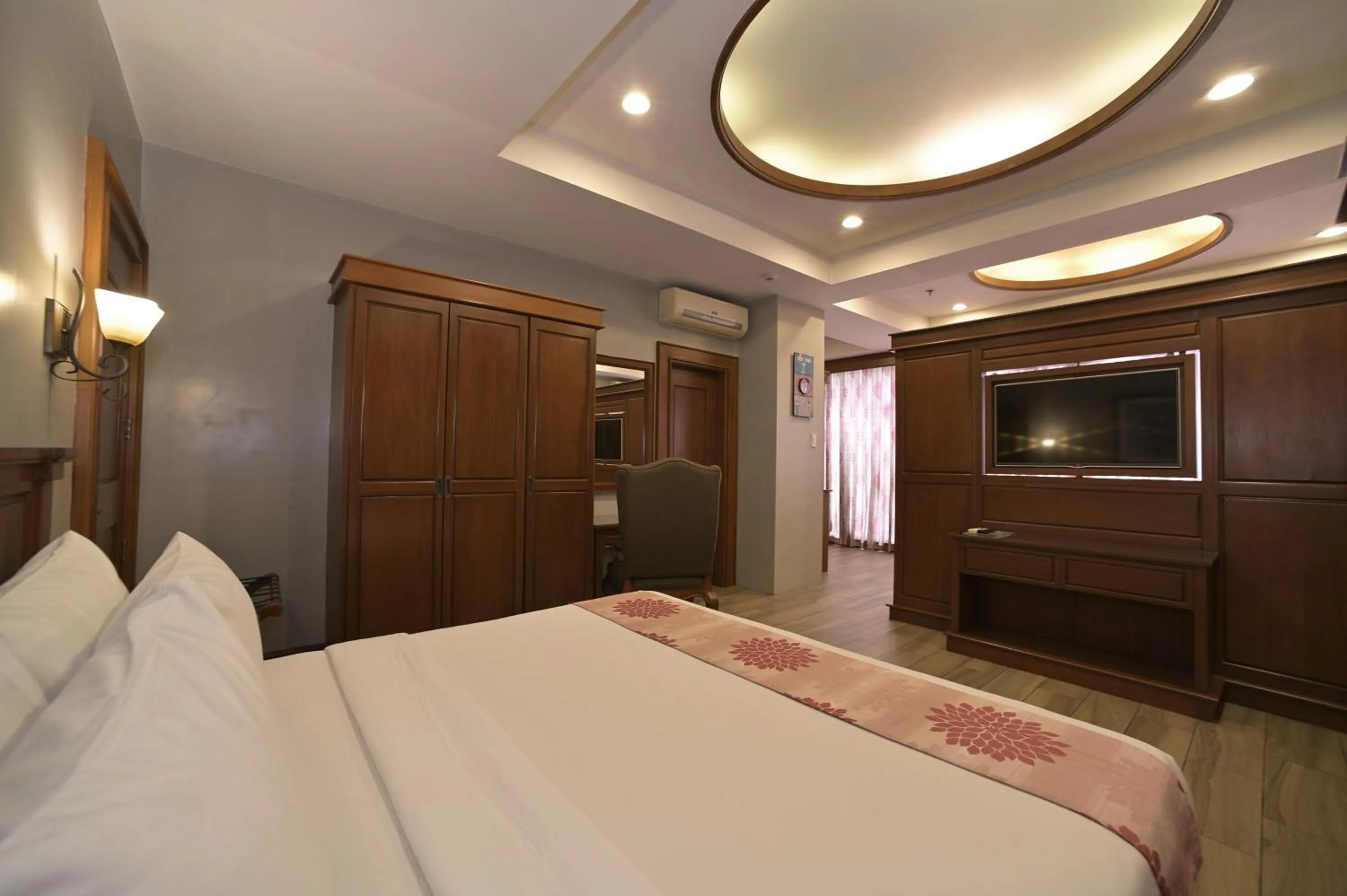 King Suite in Paragon Hotel and Suites