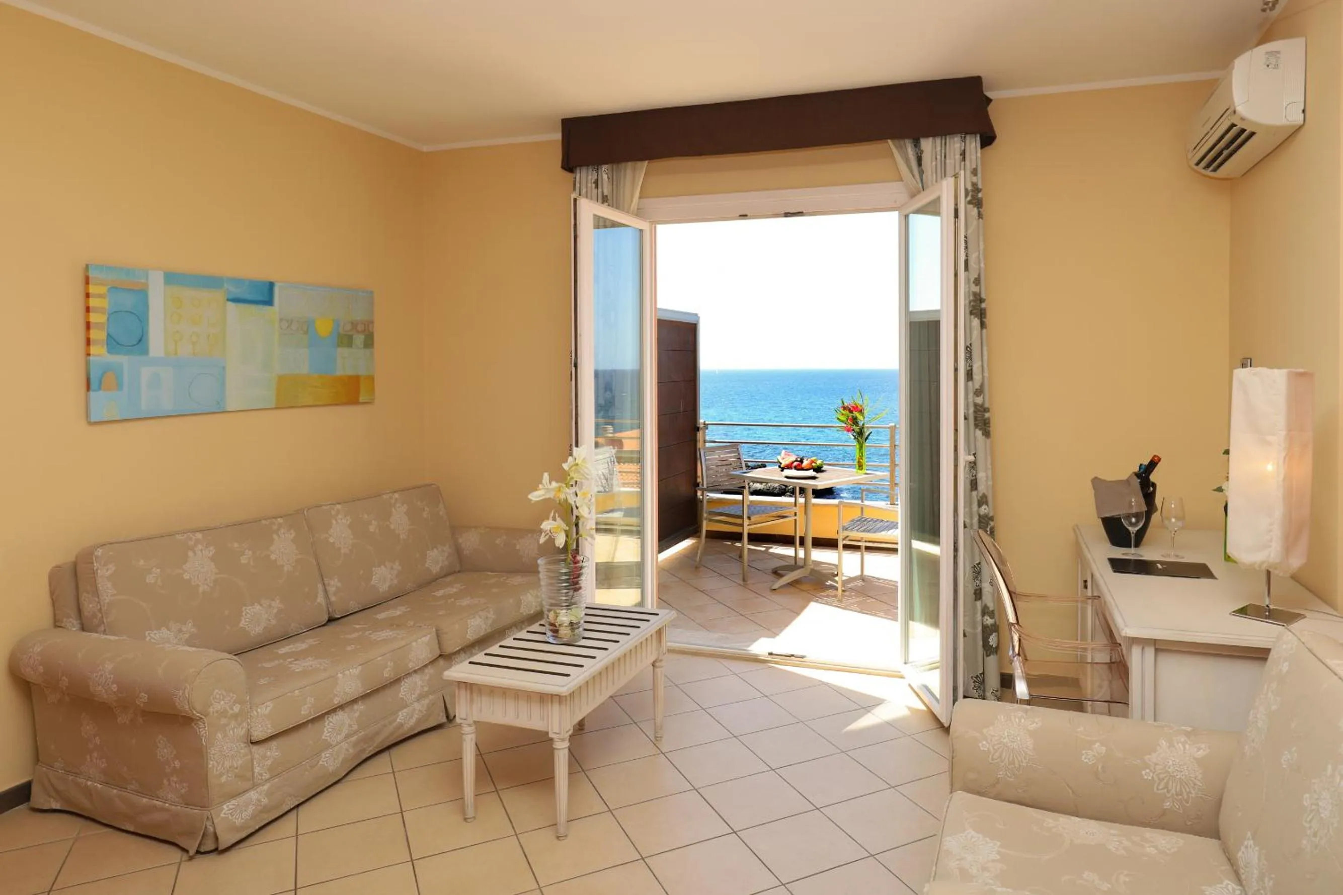 Junior Suite with Terrace and Sea View in Janus Hotel