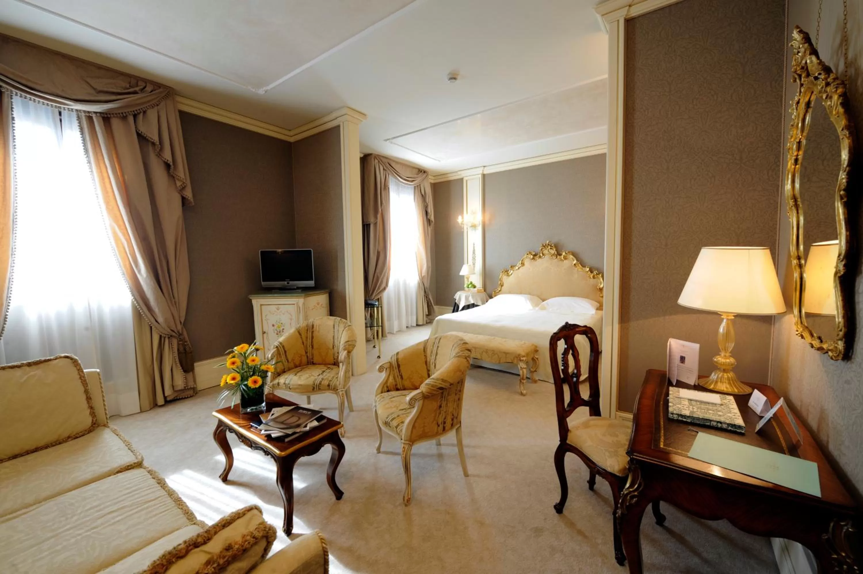 Deluxe Suite with Side Grand Canal View in Ca' Sagredo Hotel