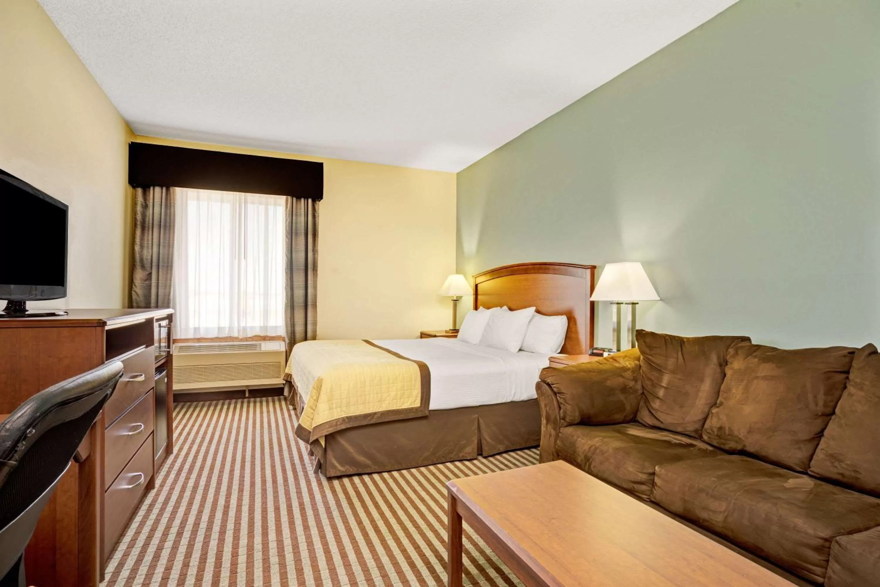 King Suite - Non-Smoking in Baymont by Wyndham Wahpeton