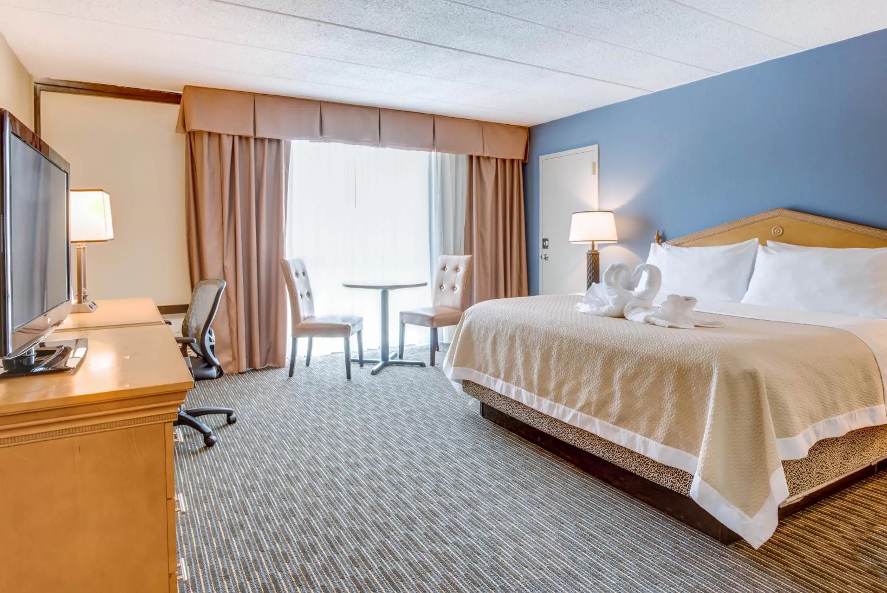 King Suite - Non-Smoking in Days Hotel by Wyndham Toms River Jersey Shore