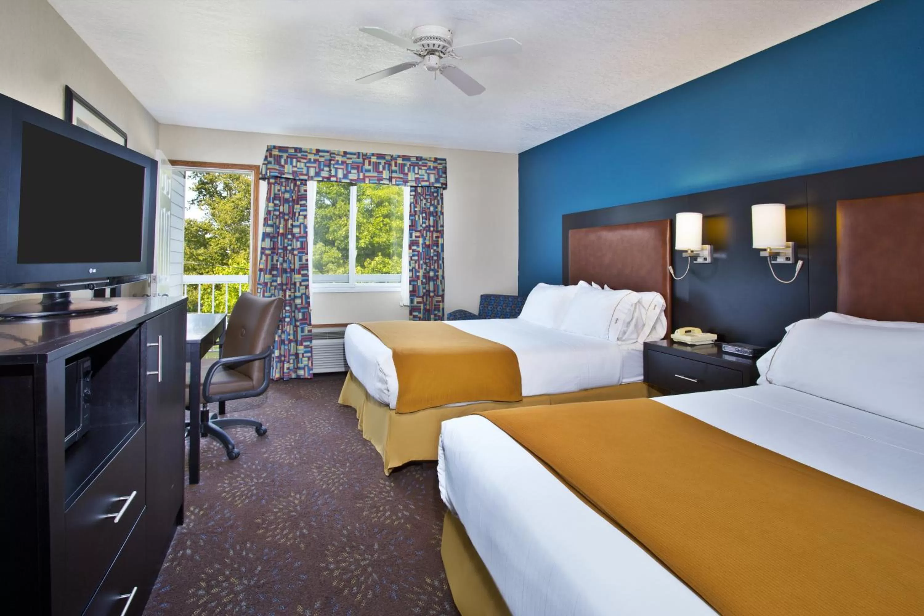 Executive Suite - Non-Smoking in Holiday Inn Express Mackinaw City by IHG