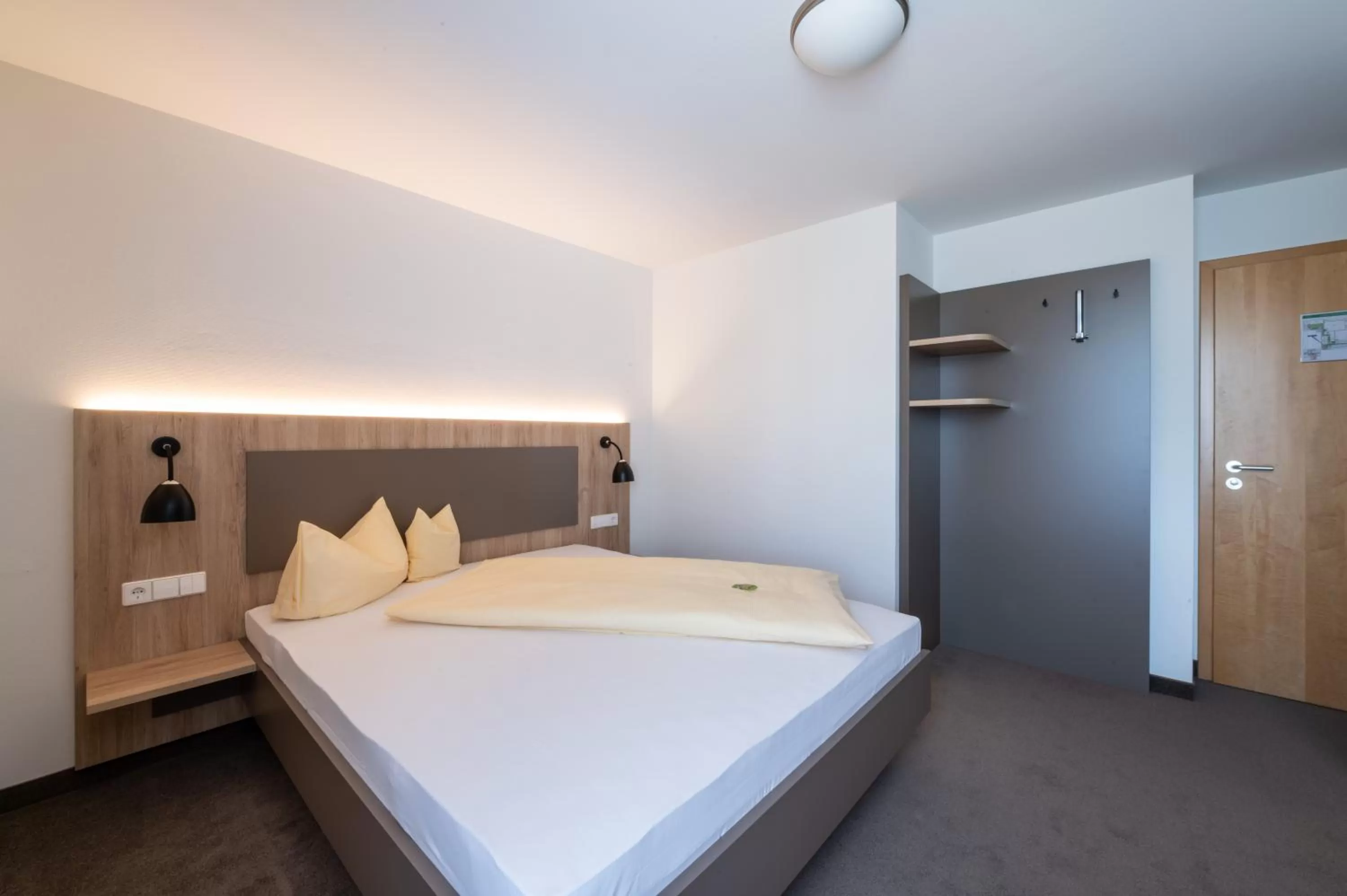 Queen Room - single occupancy in Landschloss Korntal